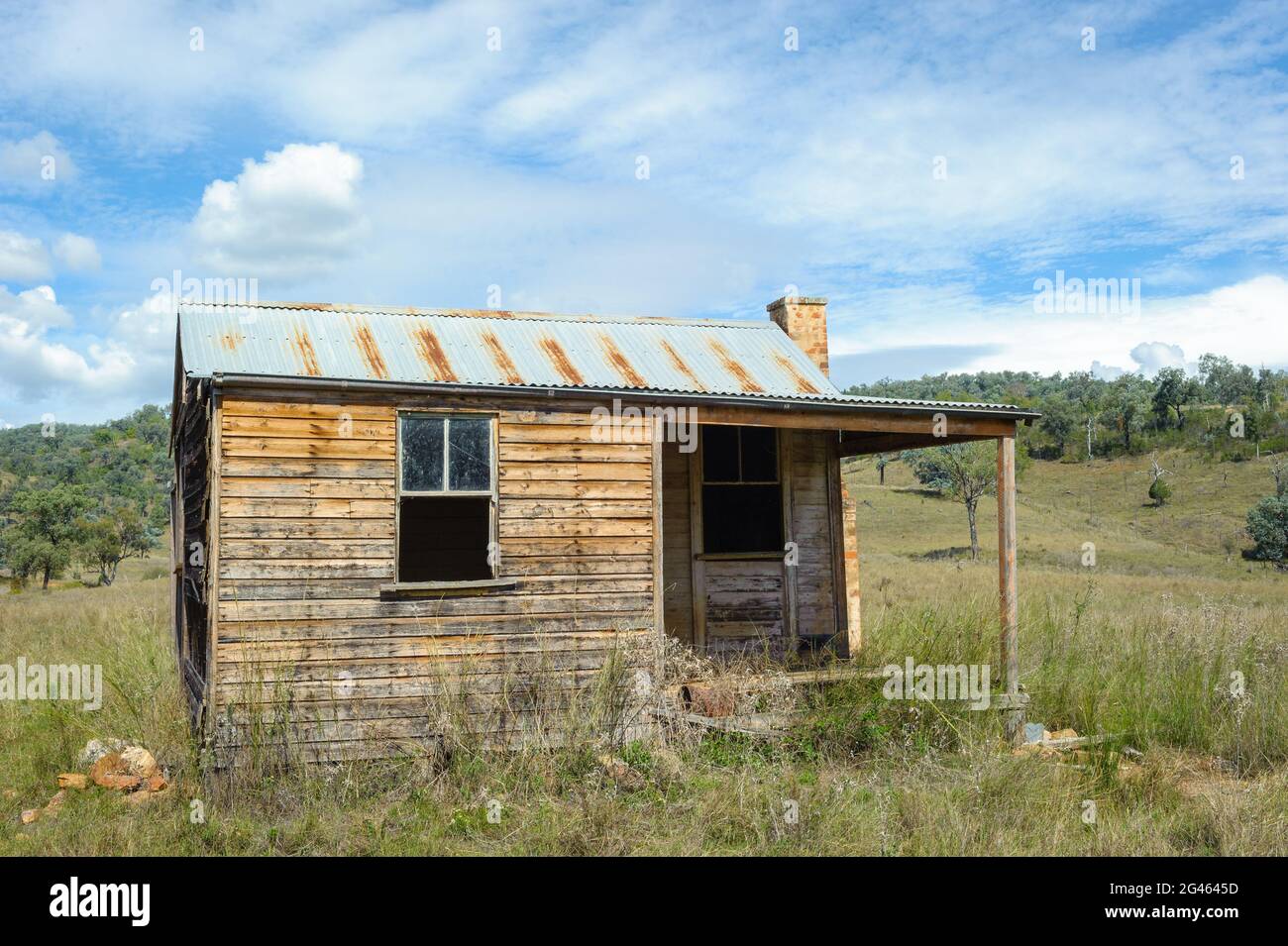 Ein verlassenes, Pionierbauernhof aus Holz mit Wellblechdach auf einem Hügel in den New England Tablelands von New South Wales in Australien. Stockfoto