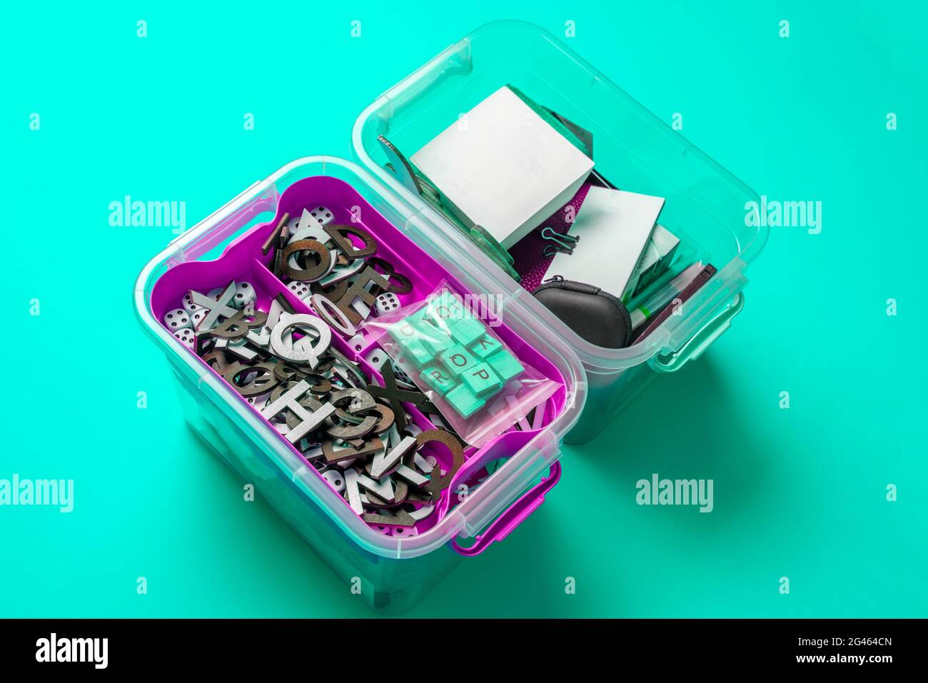 Transparente Kunststoff-Container-Box mit einigen Dingen zu Hause Stockfoto