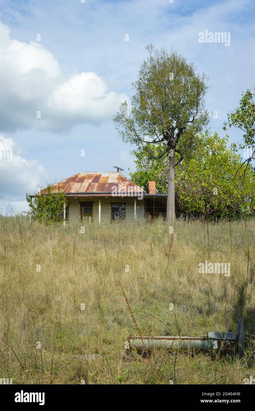 Ein verlassenes, Pionierbauernhof aus Holz mit Wellblechdach auf einem Hügel in den New England Tablelands von New South Wales in Australien. Stockfoto