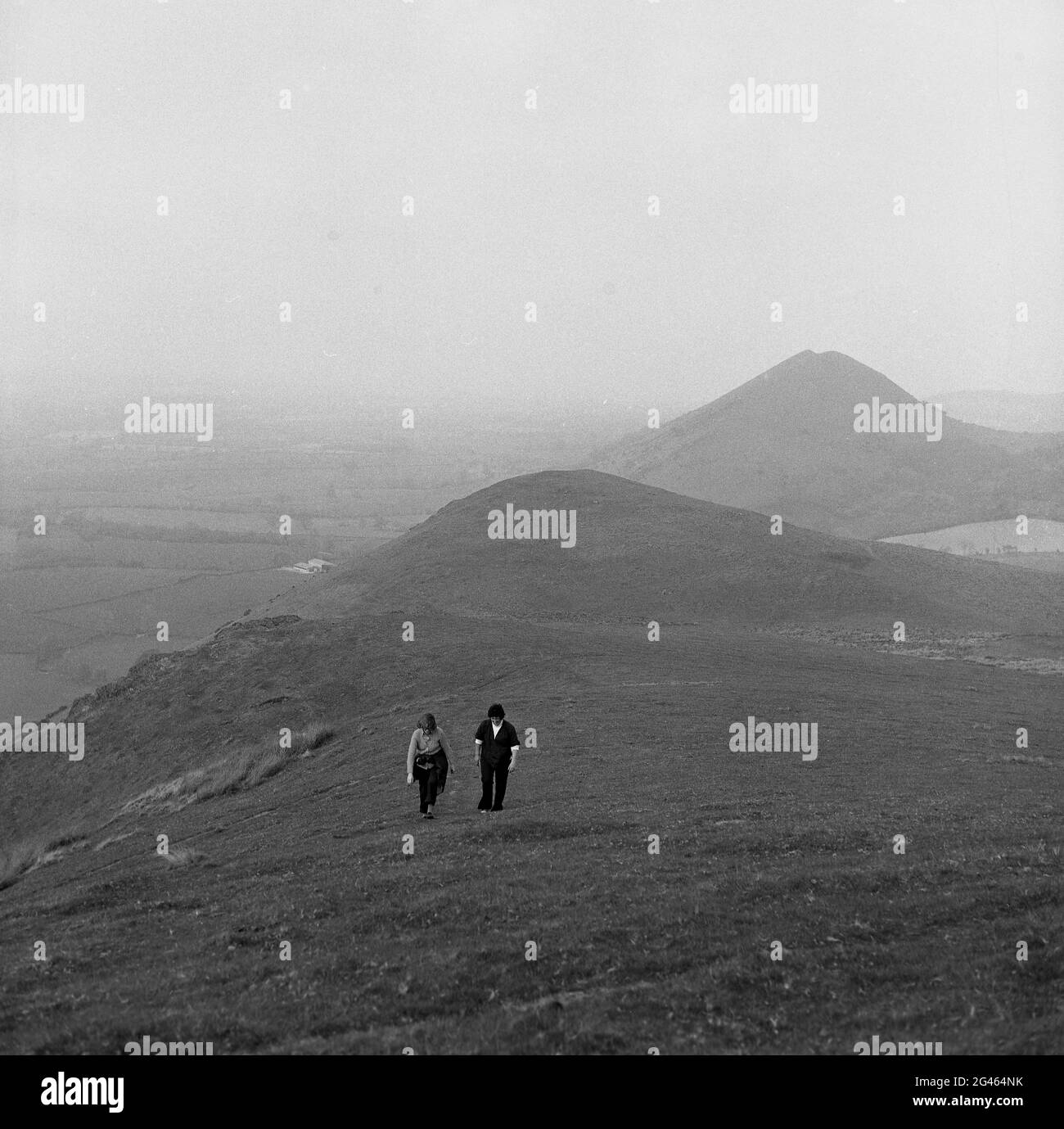 1970s, historisch, zwei Frauen, die auf den Shropshire-Hügeln spazieren, England, Großbritannien, ein Hochland-Gebiet, eine der Naturregionen Englands und ein Gebiet von herausragender natürlicher Schönheit (AONB). Stockfoto