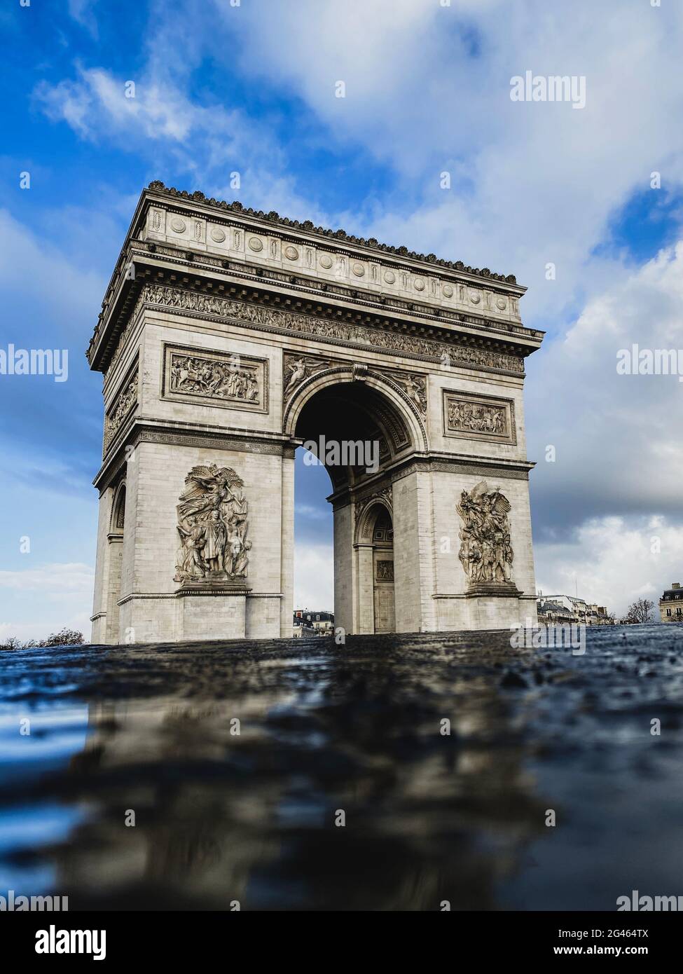 Paris, Triumphbogen an einem hellen bewölkten Tag Stockfoto