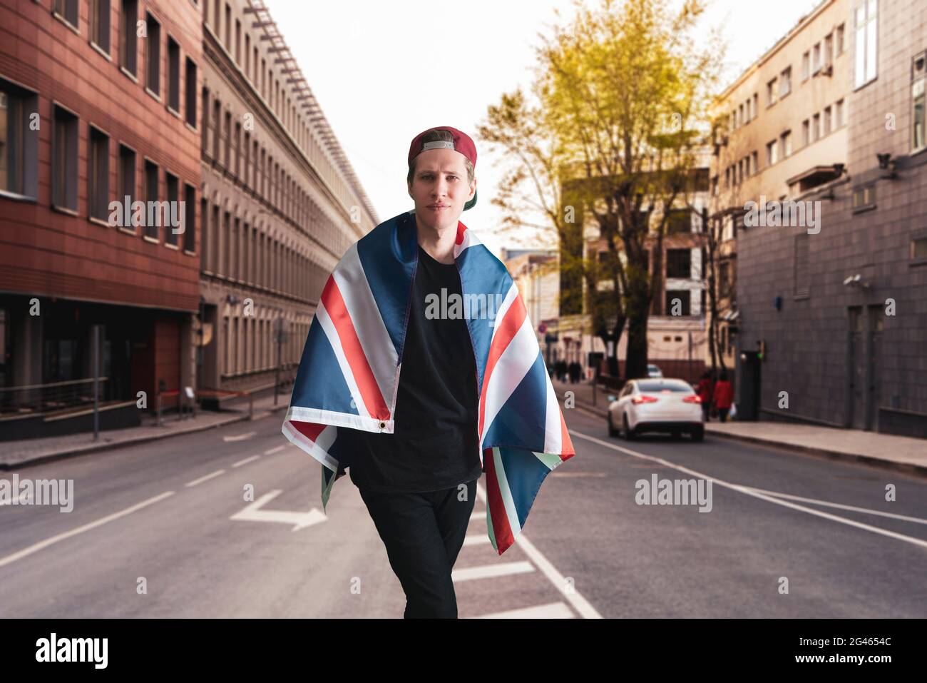 Männliche Person mit einer britischen Nationalflagge, Patriotismus und Freiheitskonzept im Freien Stockfoto