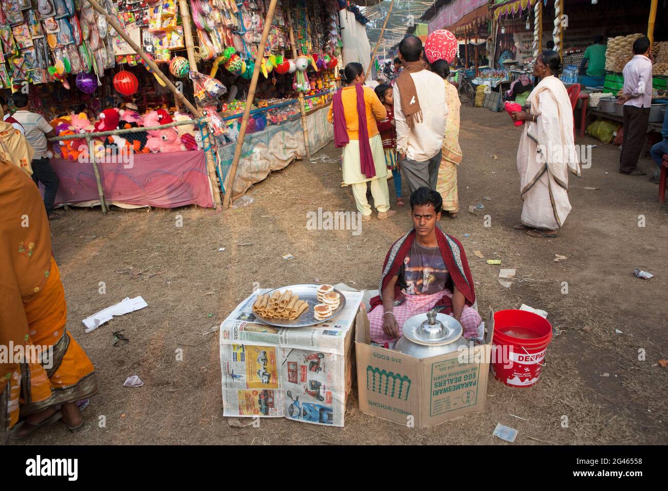 Menschen verkaufen traditionelle gekochte Reisgerichte in Poush Mela, einer ländlichen historischen Messe von 127 Jahren in Shantiniketan, Indien. Stockfoto