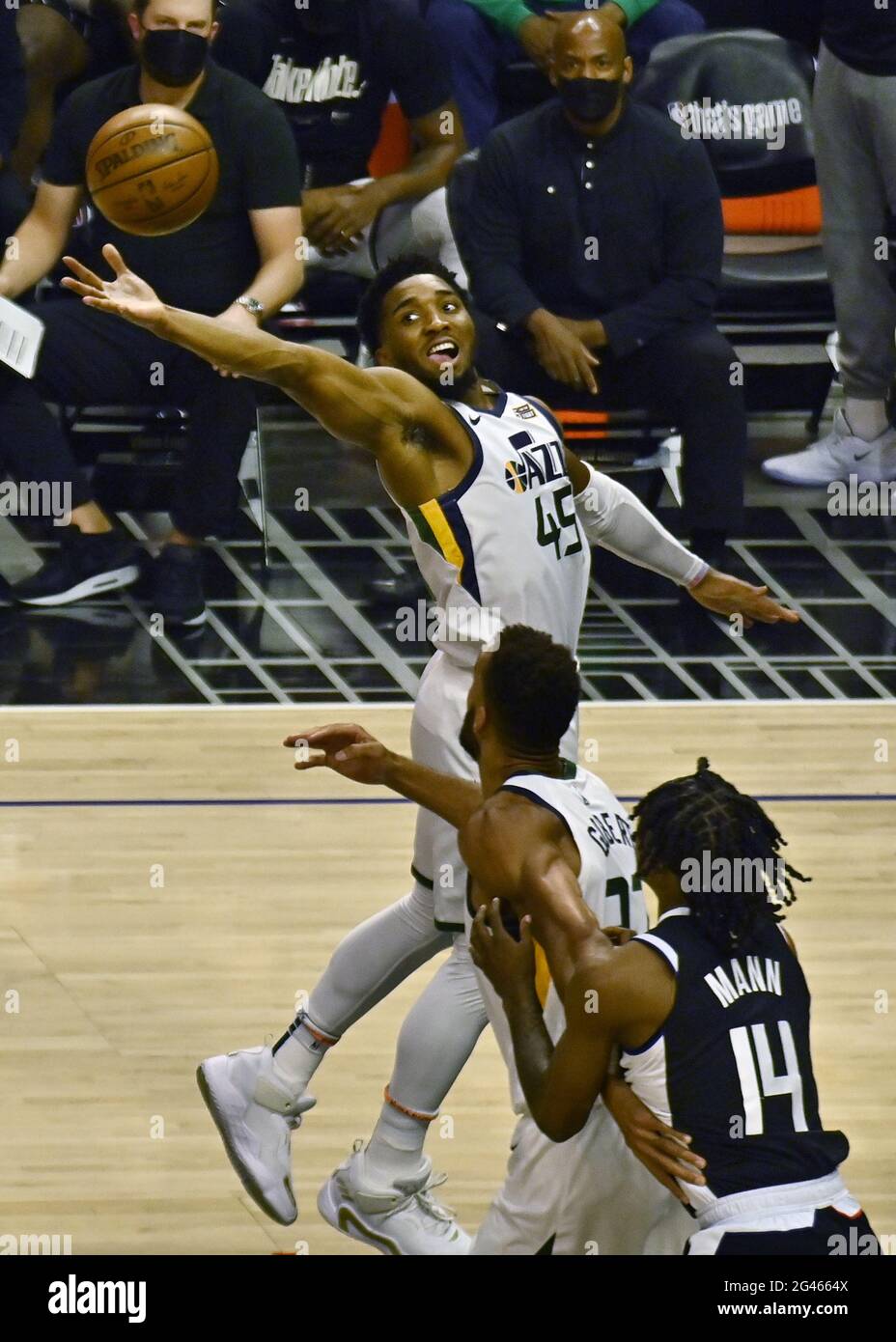 Donovan Mitchell (45), der Utah-Jazzgitarrerin, streckt sich für den langen Rebound aus der Reichweite von Los Angeles Clippers, Terance Mann (14), während der ersten Hälfte der Spiele 6 ihrer besten der sieben zweiten Runde in der Playoff-Serie am Freitag, den 18. Juni 2021, im Staples Center in Los Angeles. Die Clippers eliminierten den hochkarätigen Jazz mit einem Sieg von 131-119 vor Los Angeles' größtem NBA-Publikum, seit die Pandemie im März 2020 den Sport stillgelegt hat. Foto von Jim Ruymen/UPI Credit: UPI/Alamy Live News Stockfoto