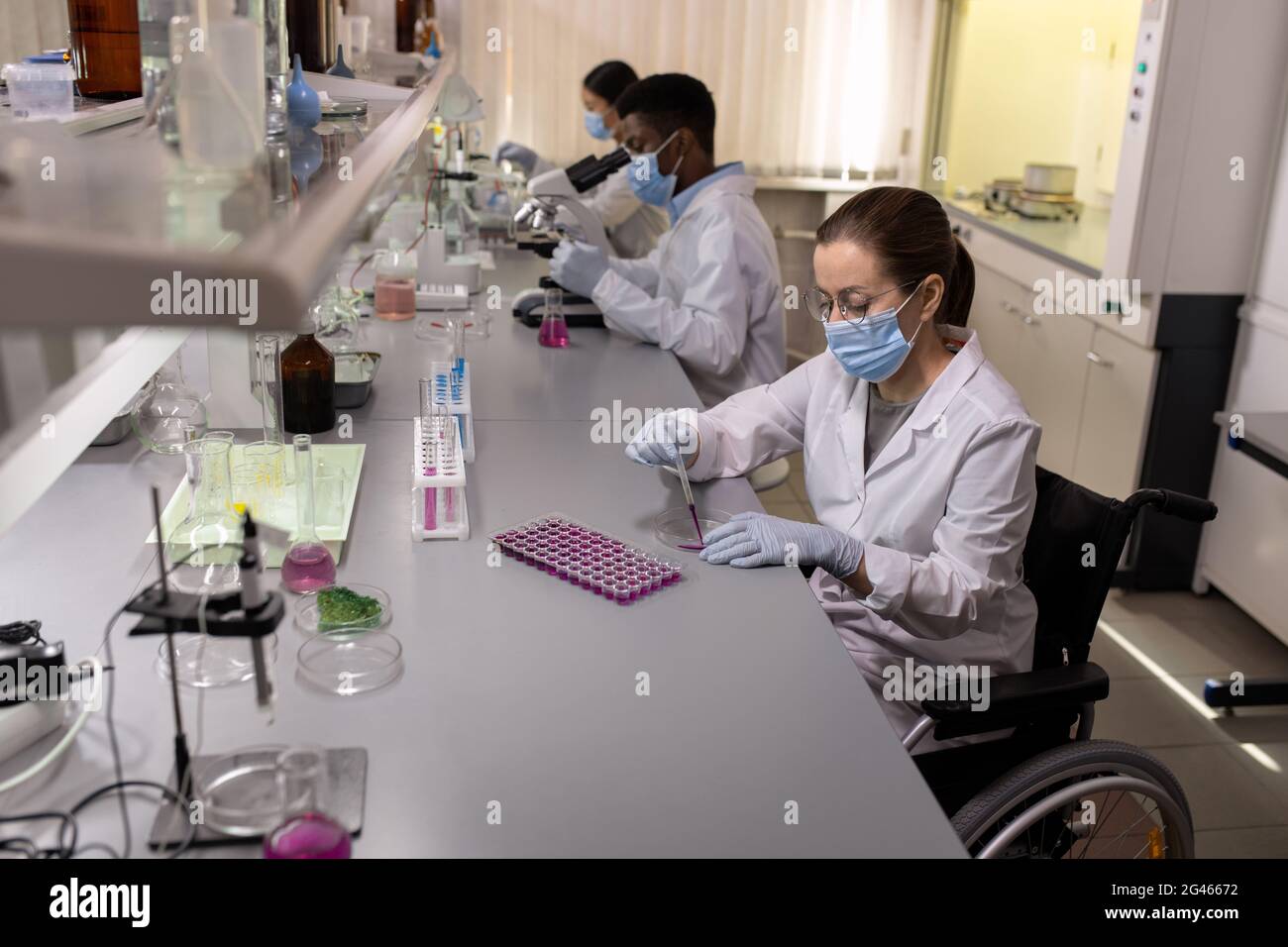 Chemikerin, die im Labor mit flüssigen Substanzen arbeitet Stockfoto