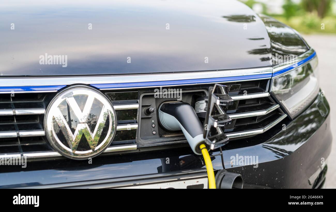 Deutschland , Lübbenau , 15.06.2021 , EIN VW mit Ladebuchse im Kühlergrill Stockfoto
