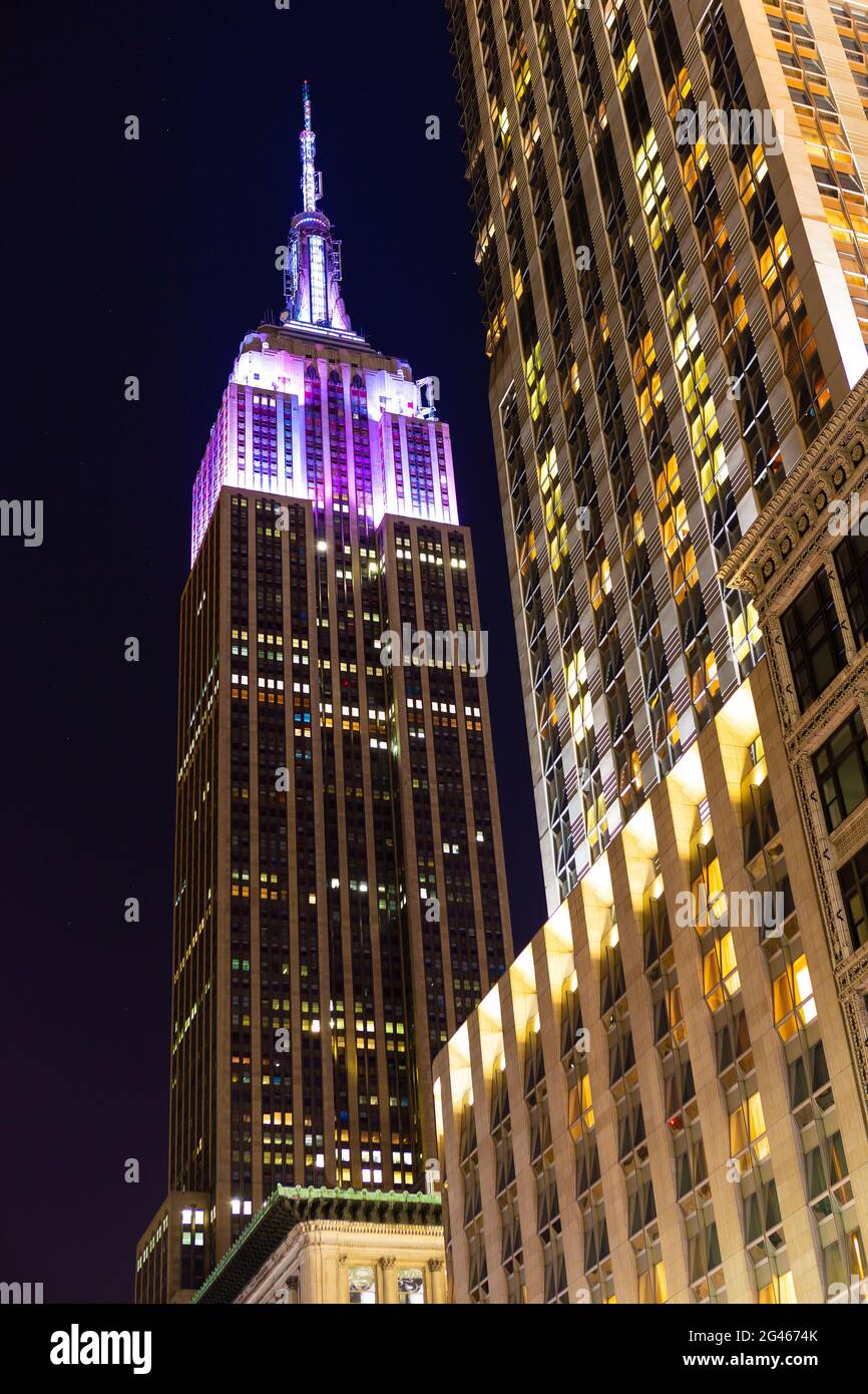 New York City, NY, USA - 31. Dezember 2013 : das Empire State Building neben dem Langham Gebäude in der Nacht am Silvesterabend. Stockfoto
