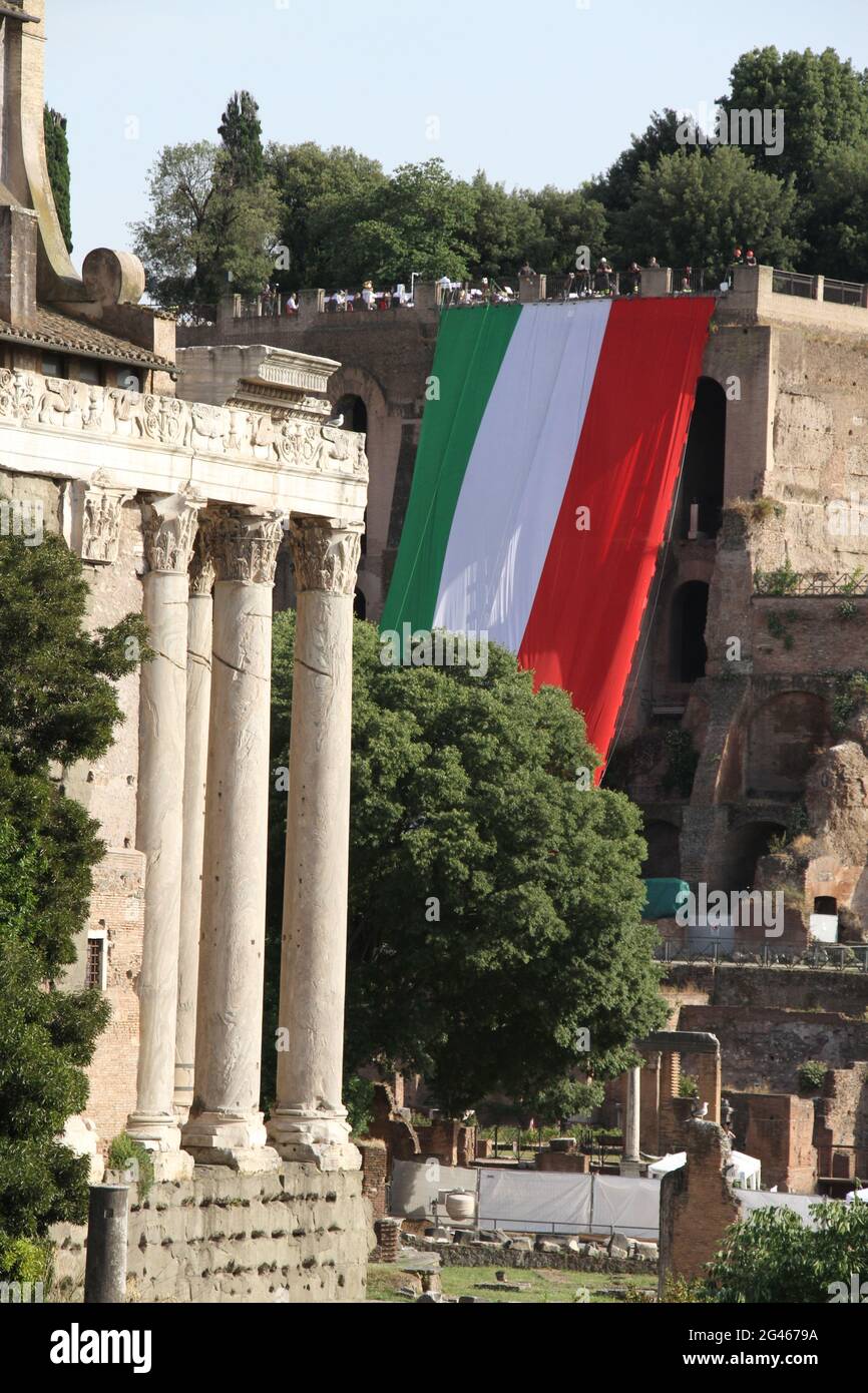 Die Feuerwehr rollt die italienische Flagge vom Palatin in Rom ab, um das Konzert der Feuerwehr-Kapelle im Orti Farnesiani zu feiern Stockfoto