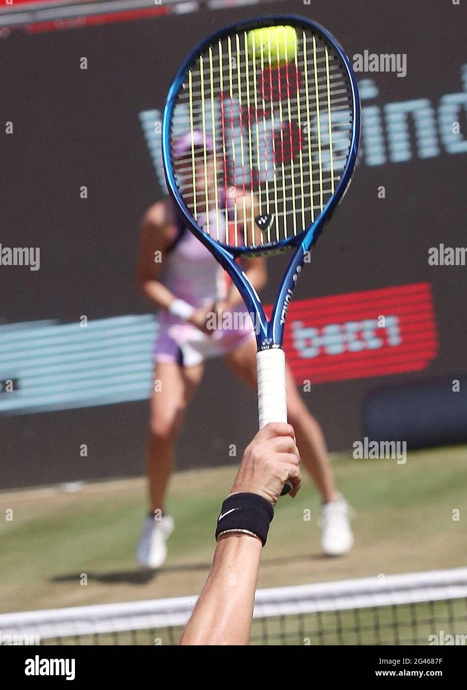 Berlin, Deutschland. Juni 2021. Tennis: WTA Tour, Einzel, Halbfinale Cornet (Frankreich) - Bencic (Schweiz) im Steffi Graf Stadium. Belinda Bencic bedient den Ball. Quelle: Wolfgang Kumm/dpa/Alamy Live News Stockfoto