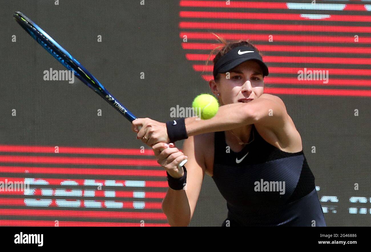 Berlin, Deutschland. Juni 2021. Tennis: WTA Tour, Einzel, Halbfinale Cornet (Frankreich) - Bencic (Schweiz) im Steffi Graf Stadium. Belinda Bencic spielt eine Rückhand. Quelle: Wolfgang Kumm/dpa/Alamy Live News Stockfoto