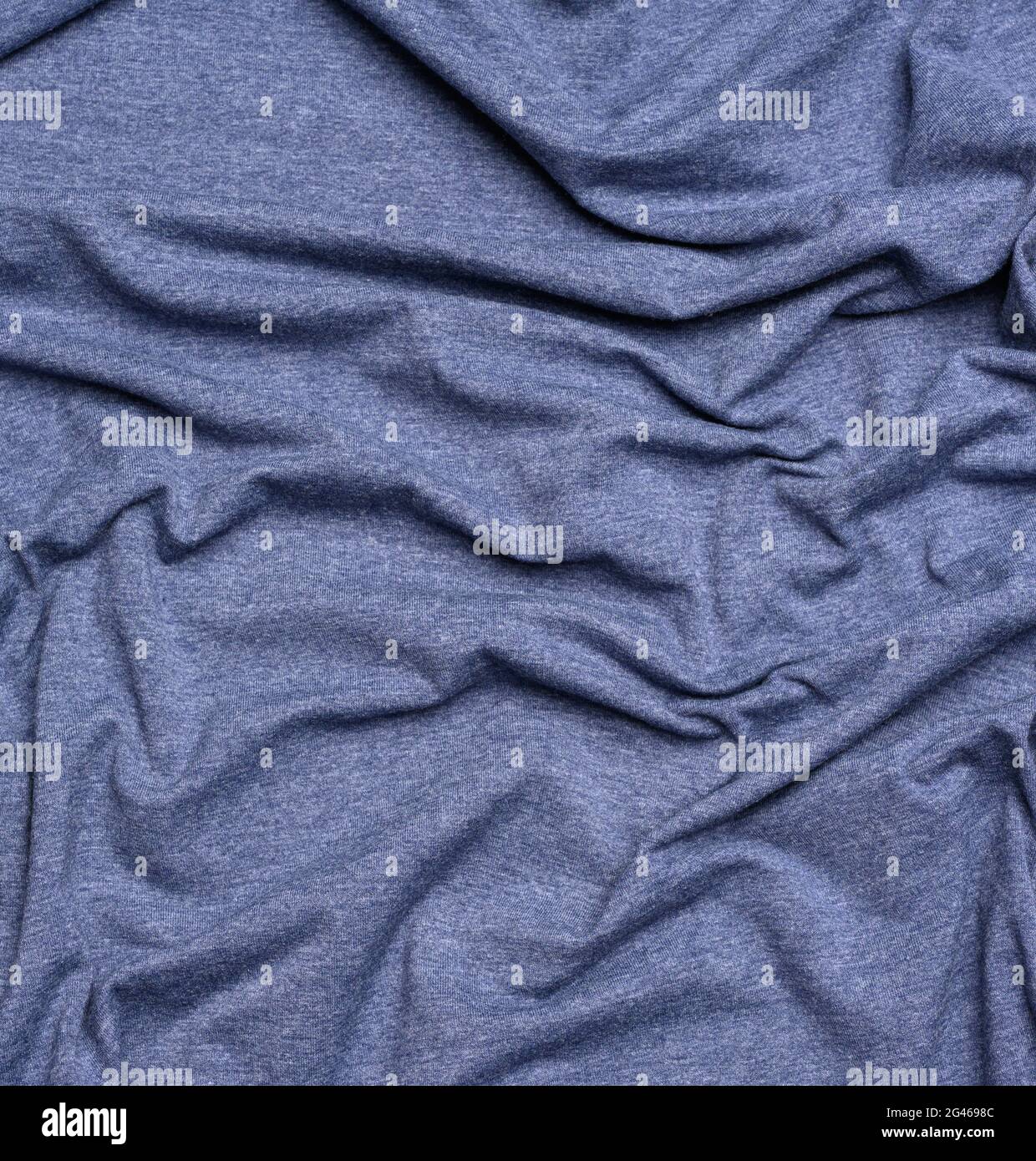Faltiges blaues Baumwollgewebe zum Nähen von T-Shirts und Kleidung Stockfoto
