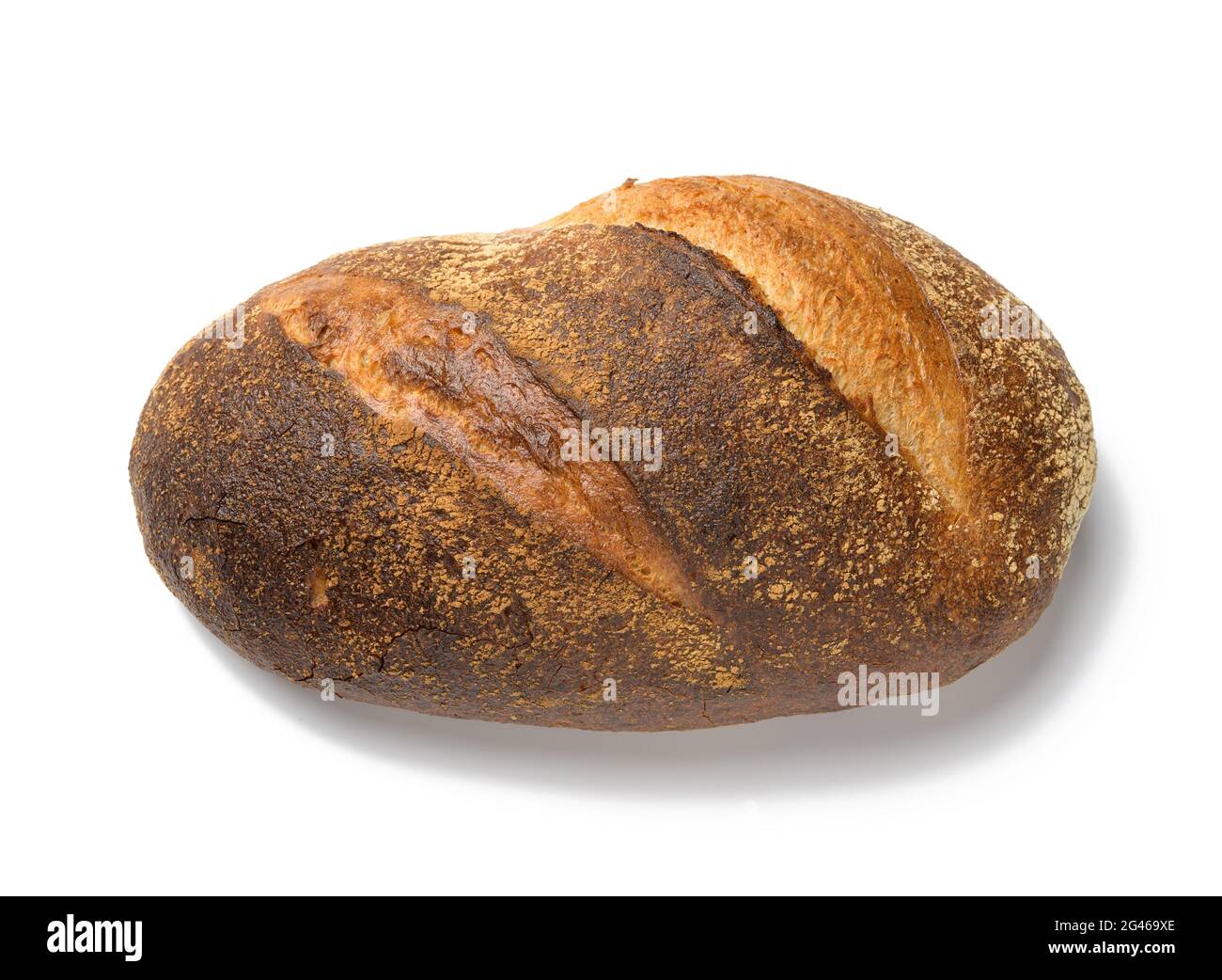 Gebackenes längliches Brot aus weißem Weizenmehl, isoliert auf weißem Hintergrund Stockfoto