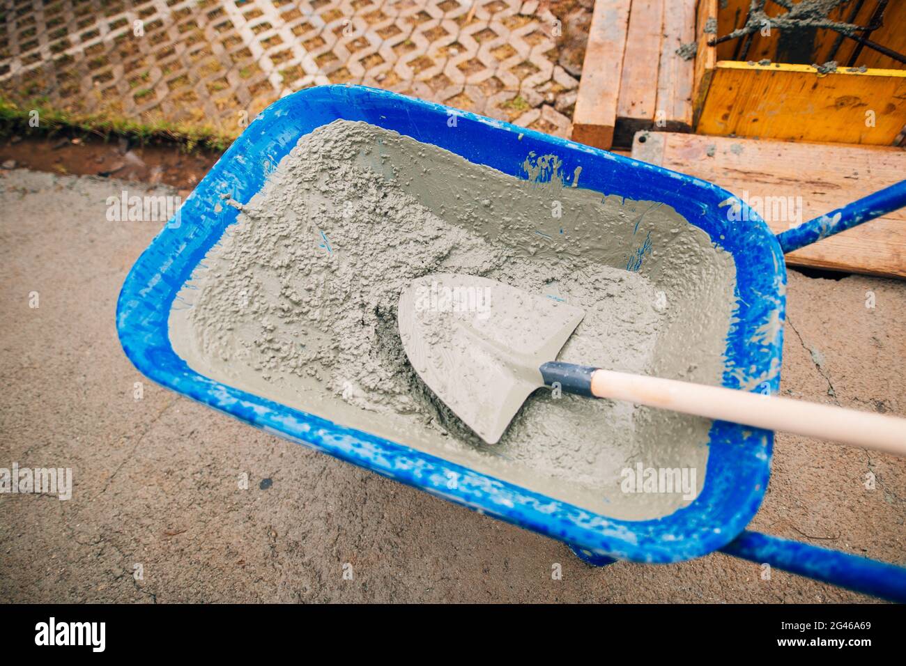 Blue Clean neue Schubkarre für Zement. Legen der ersten Schaufel c Stockfoto