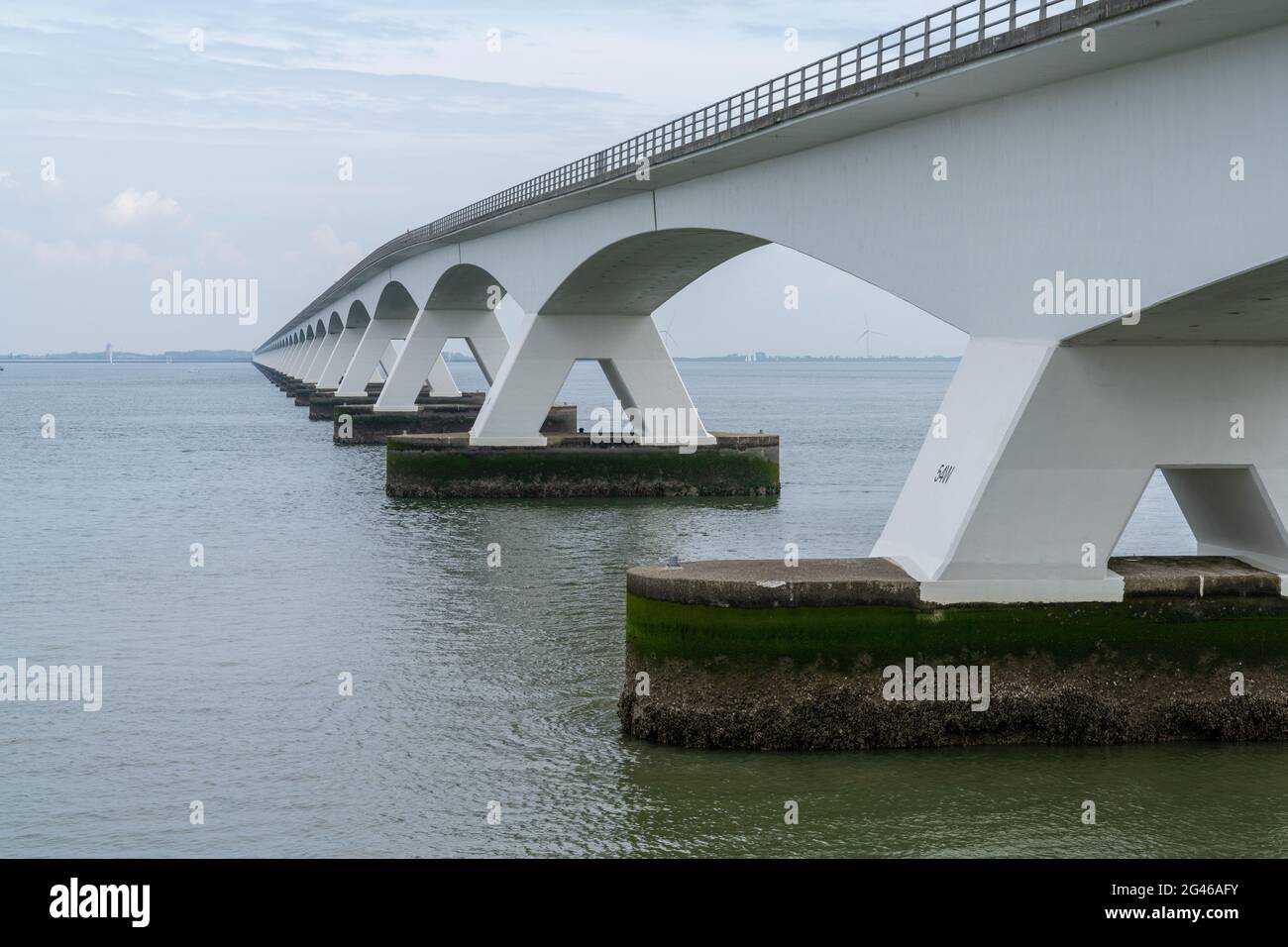 Blick auf die Zeeland-Brücke über den östlichen Scheidt Eastuary in den westlichen Niederlanden Stockfoto