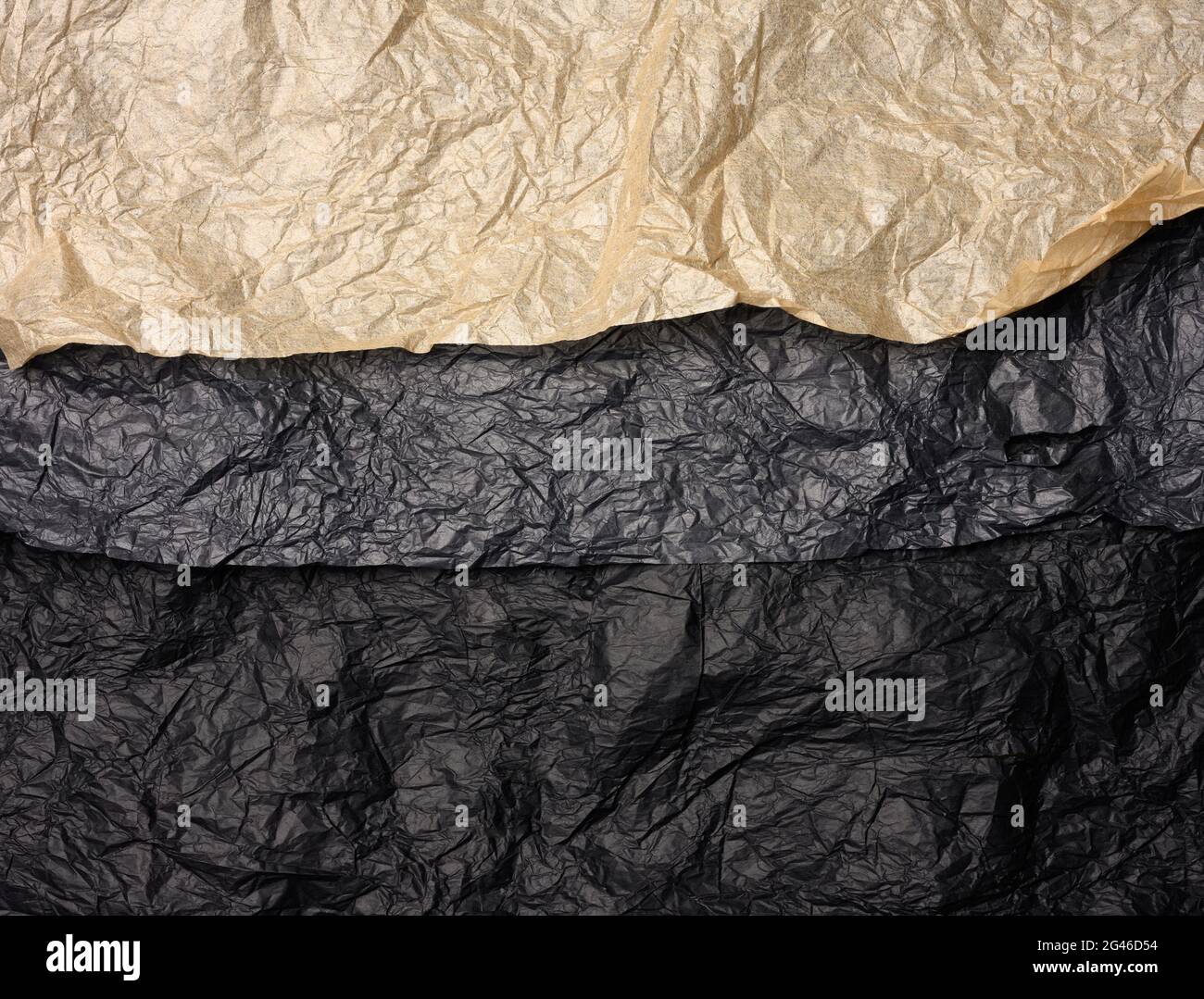 Zerknittertes schwarzes und braunes Papier, abstrakter Texturhintergrund Stockfoto