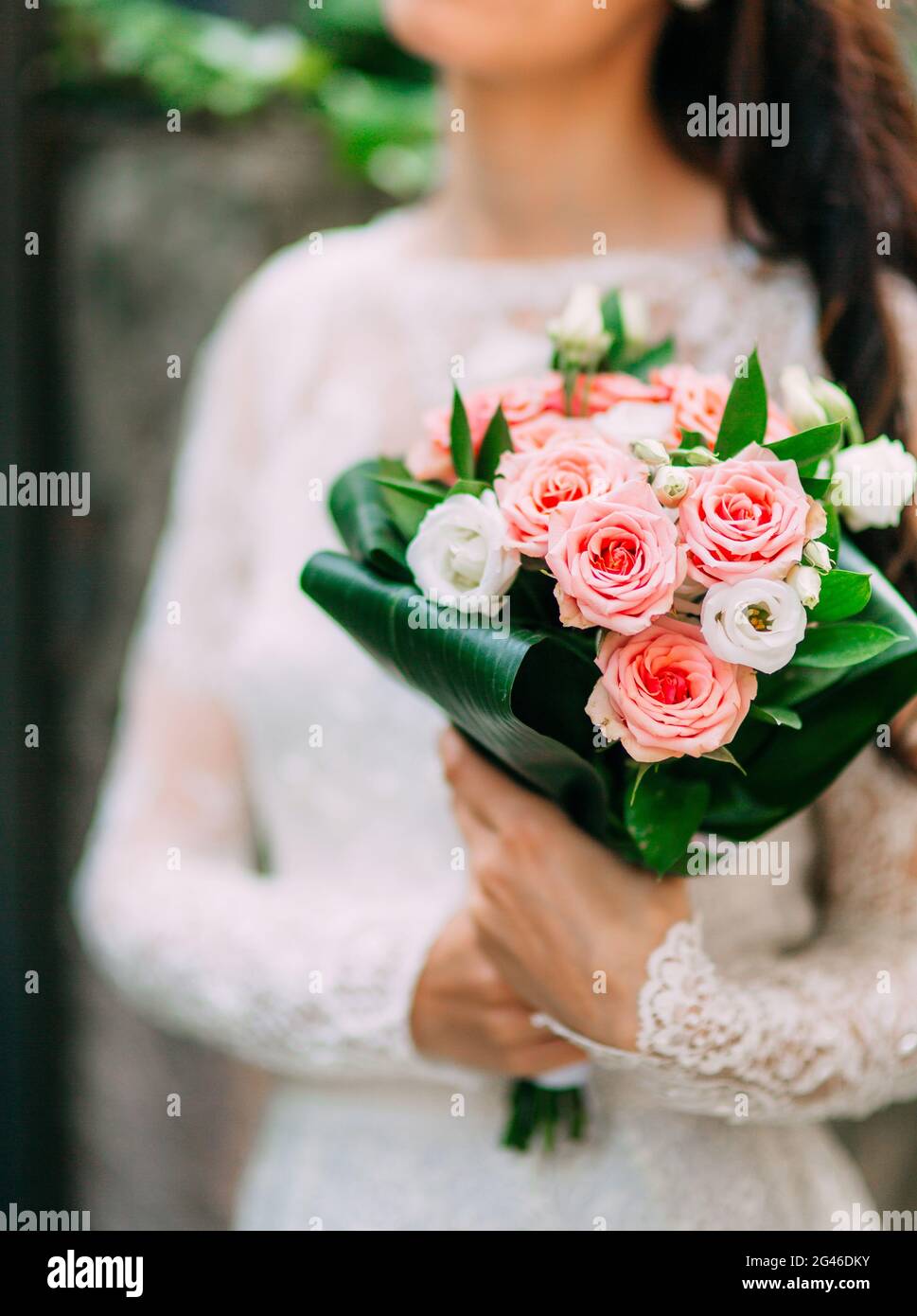 Brautstrauß aus rosa Rosen in den Händen der Braut. Hochzeit in Monte Stockfoto