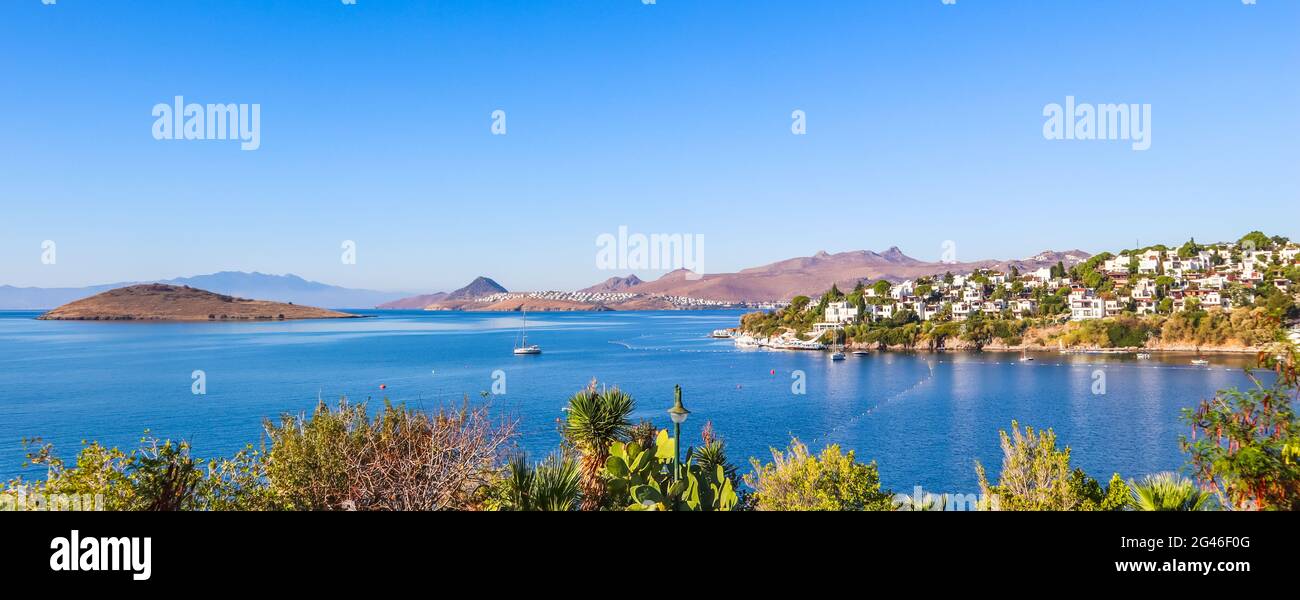 Ein tourist Fotos einen herrlichen Blick auf die wunderschöne Bucht mit ruhigem blauen Wasser. Ruhe und Erholung an der Küste Stockfoto