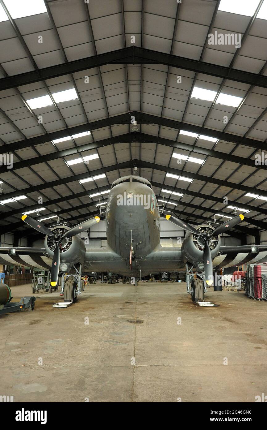 Dakota N473 DC im Hauptgebäude des Museums/Hangar in East Kirkby. Stockfoto