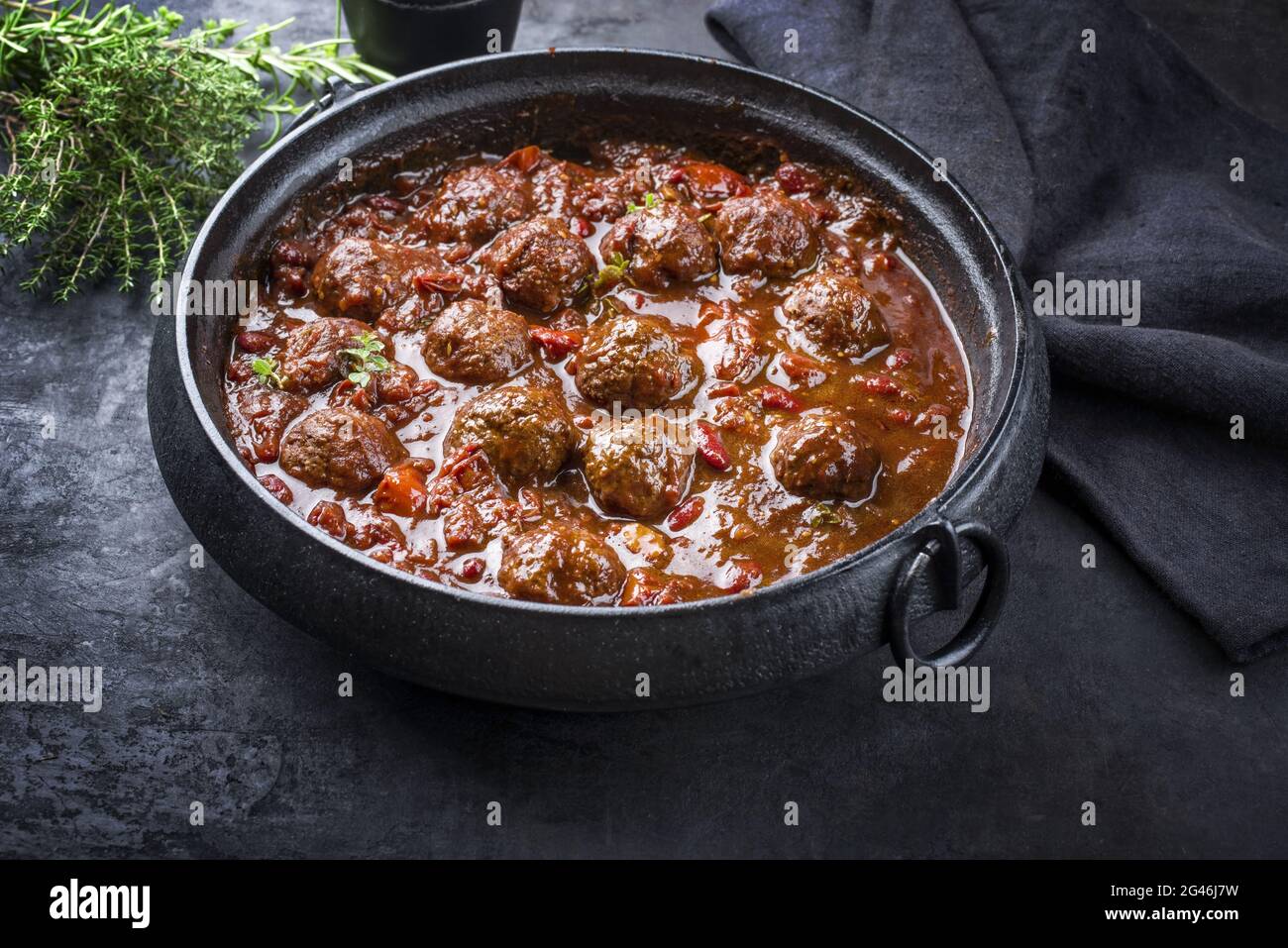 Traditionelle, langsam gekochte amerikanische Tex-Mex-Fleischbällchen-Chili mit Hackbraten und Bohnen in einer würzigen Sauce, die als Nahaufnahme in einer Desi angeboten wird Stockfoto