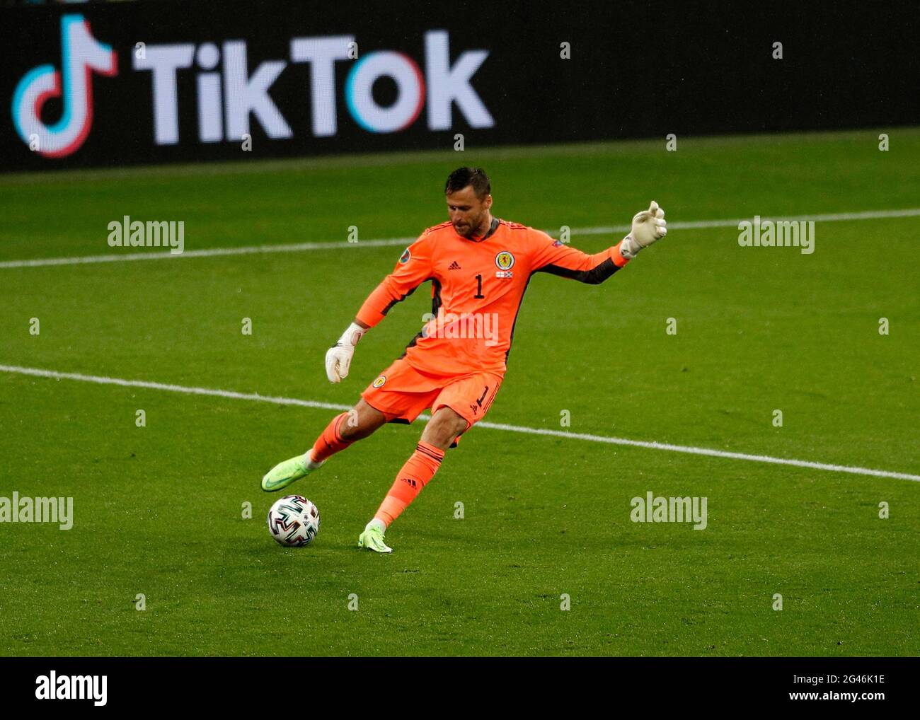 Wembley Stadium, London, Großbritannien. Juni 2021. Fußball-Europameisterschaften 2021, England gegen Schottland; Torwart David Marshall aus Schottland räumt den Ball ins Mittelfeld Kredit: Action Plus Sports/Alamy Live News Stockfoto