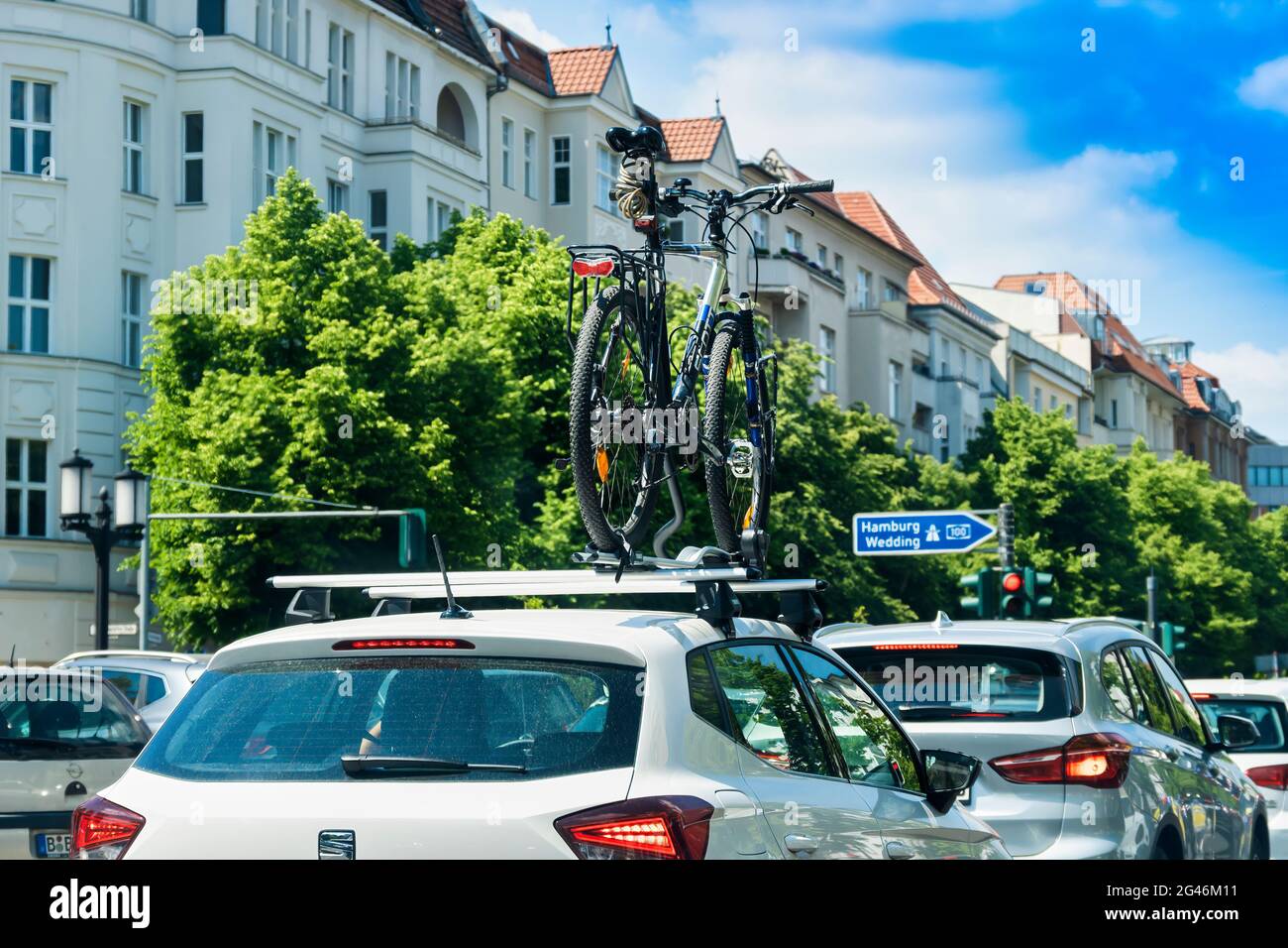 Berlin, Deutschland - 11. Juni 2021: Auto in Berlin Rush Hour Verkehr mit einem Fahrradträger auf dem Autodach und einem Fahrrad darauf montiert. Stockfoto