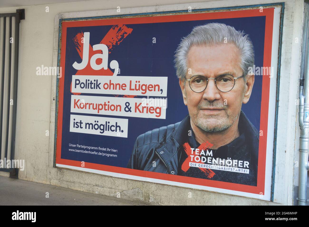 Politische Werbung von Jürgen Todenhöfer in Steglitz, Berlin, für die Bundestagswahl 2021 - Juni 2021 Stockfoto