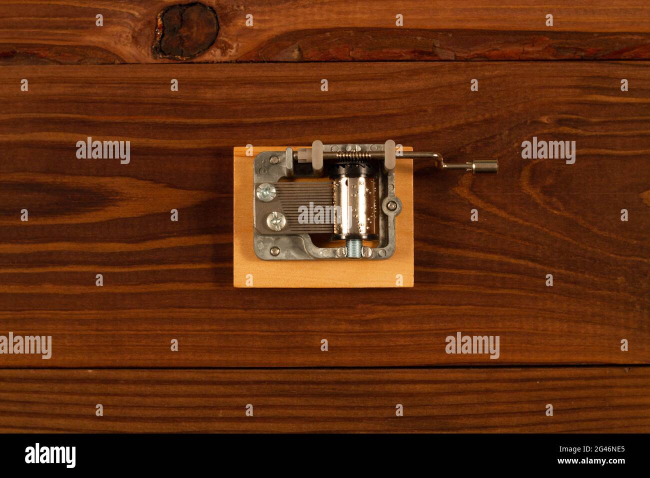 Musik-Box für Souvenirs. Handorgel für klassische und moderne Melodie. Zylindrischer Retro-Mechanismus mit handgekröpften Bewegungen auf Holzständer Stockfoto