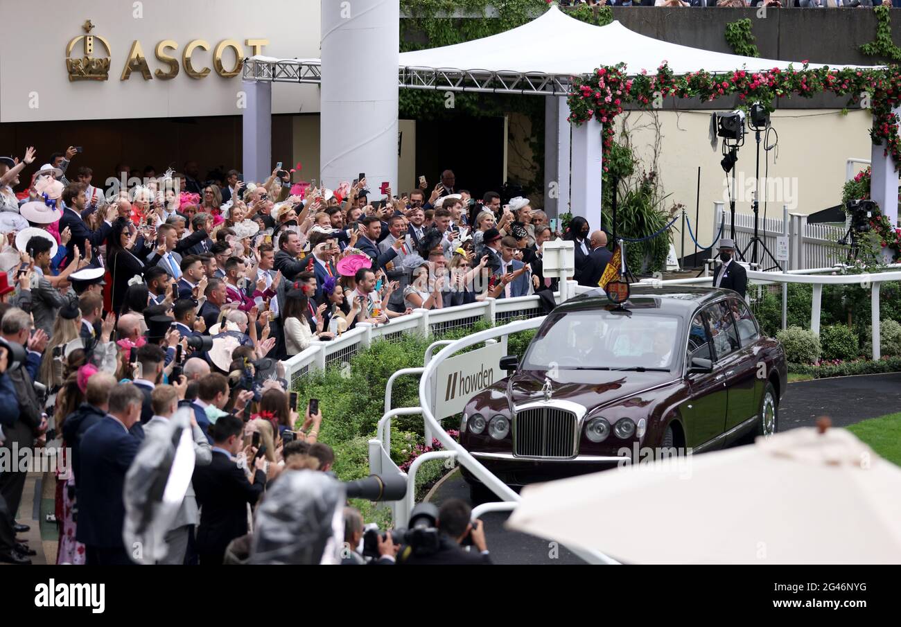 Rennfahrer applaudieren, als Königin Elizabeth II. Während des fünften Tages von Royal Ascot auf der Rennbahn Ascot in der State Bentley Limousine eintrifft. Bilddatum: Samstag, 19. Juni 2021. Stockfoto