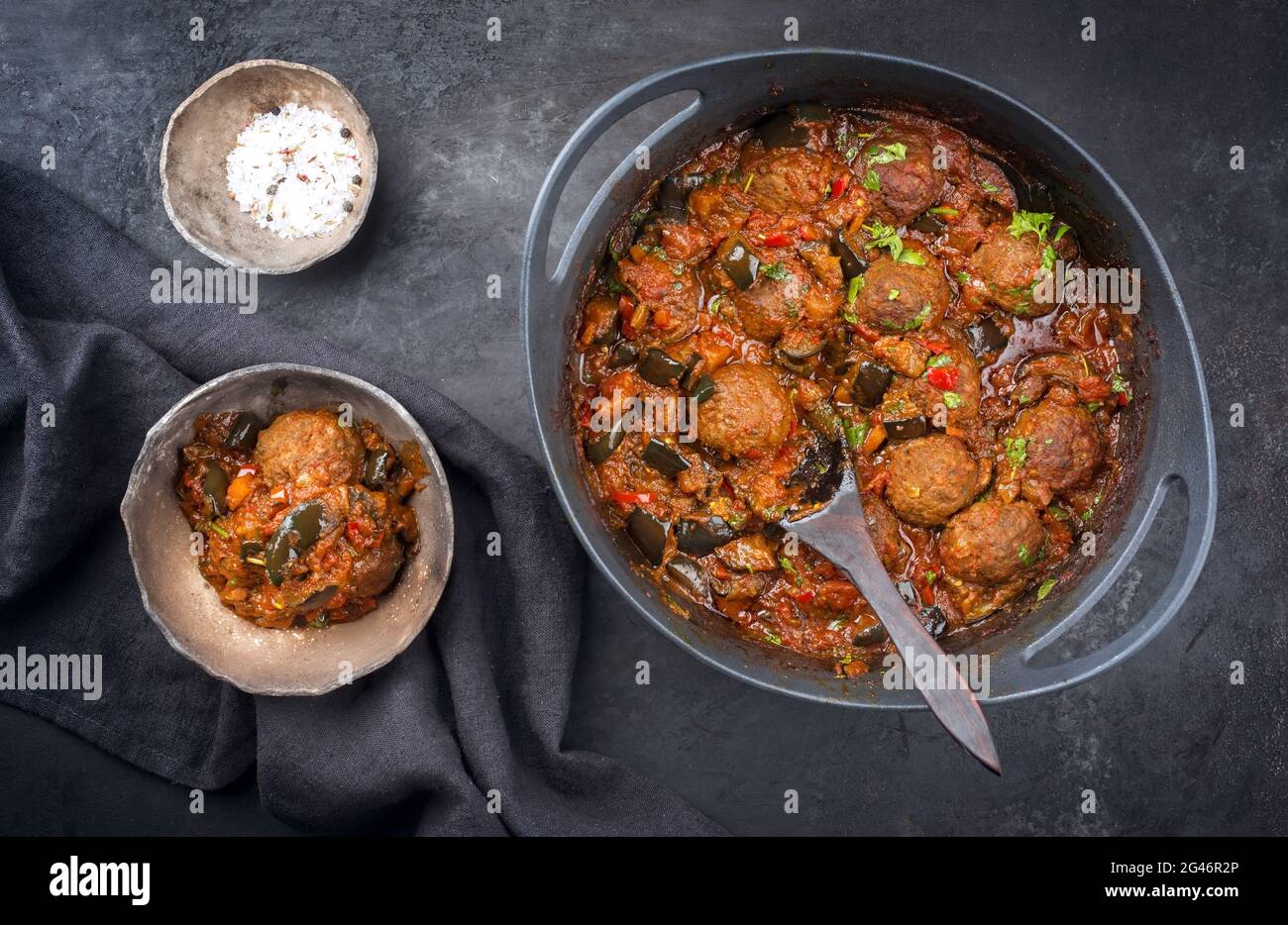 Traditionelle, langsam gekochte amerikanische Tex-Mex-Fleischbällchen mit Auberginen und Hackfleischsoße in einer würzigen Sauce, die als Draufsicht in einem Design angeboten wird Stockfoto