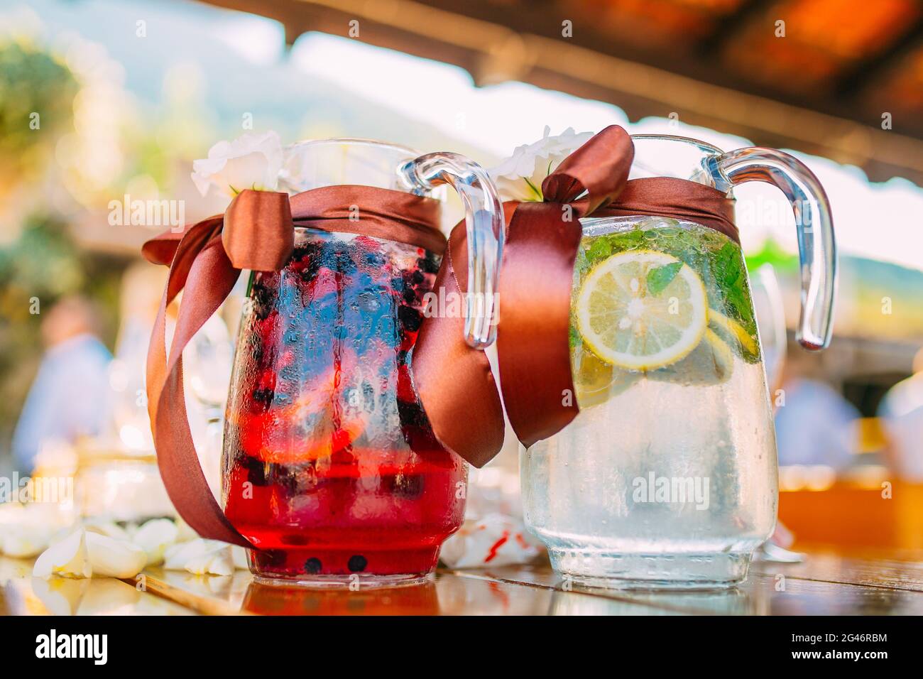 Dekanter mit Frucht-Limonade auf dem Tisch bei der Hochzeit Stockfoto