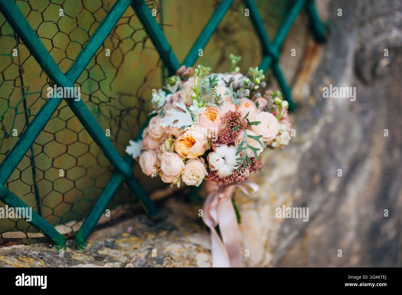 Brautstrauß auf einem Stein Hintergrund Stockfoto