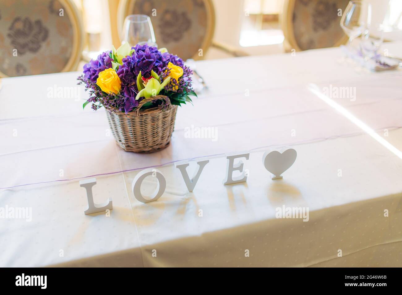Blumenkompositionen auf der Hochzeitstafel im rustikalen Stil. Hochzeitsdekorationen mit ihren eigenen Händen. Stockfoto
