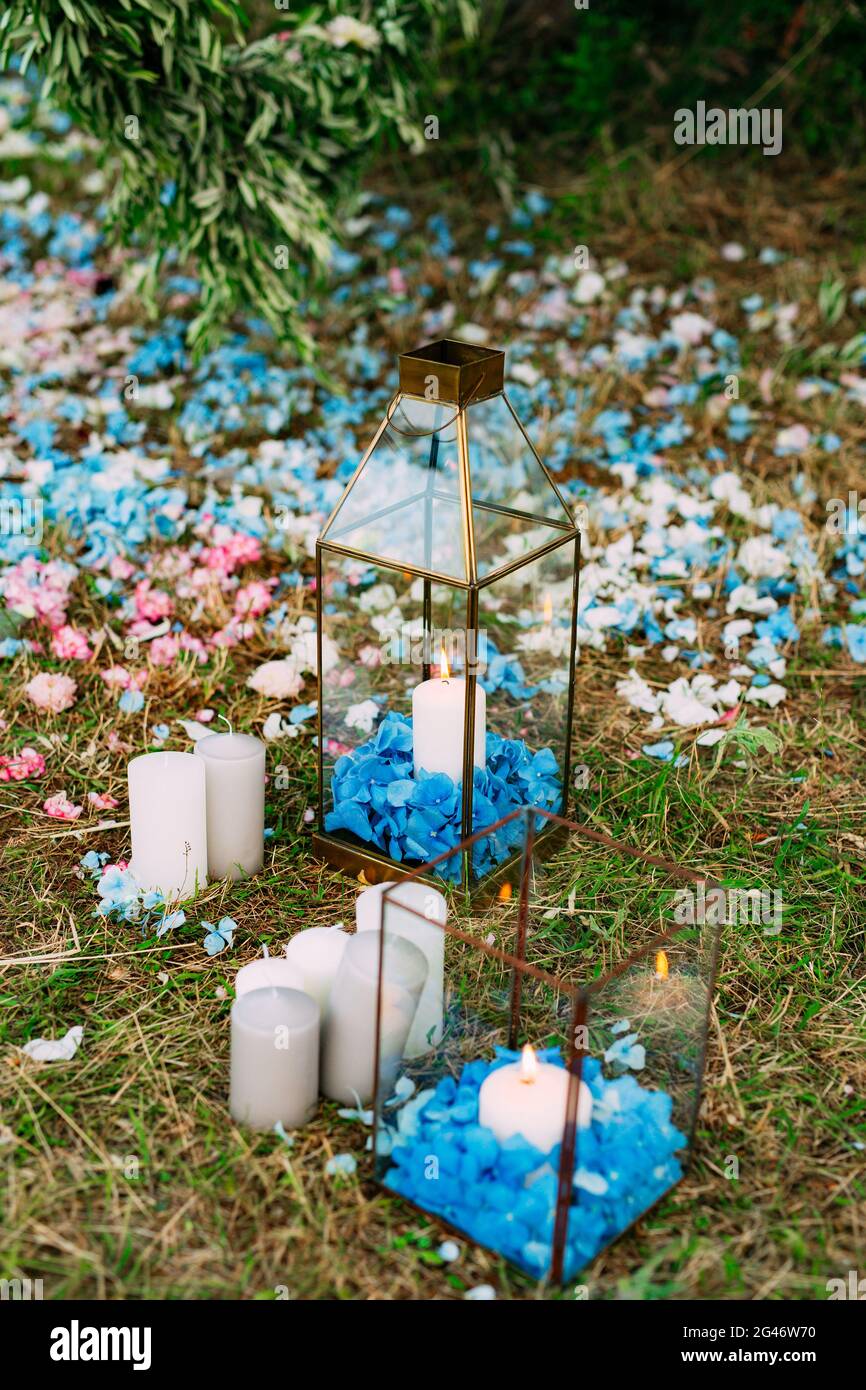 Kerzen im Glaslampen. Hochzeitsdekorationen. Hochzeit in Monteneg Stockfoto