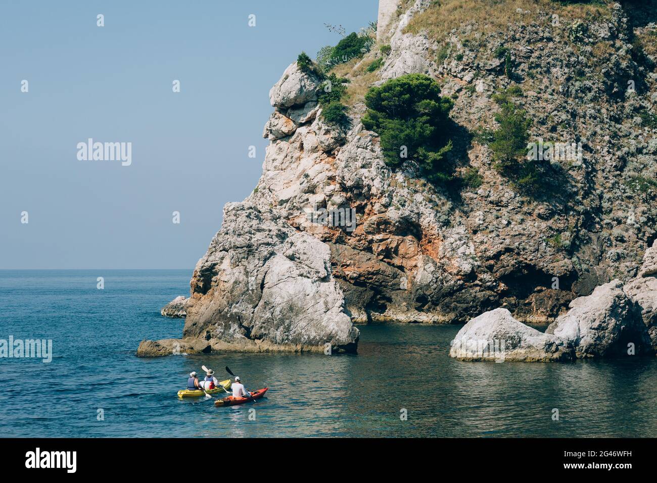 Kajak auf dem Meer. Kajakfahren im Meer in der Nähe von Dubrovnik, kroatische touristische Stockfoto