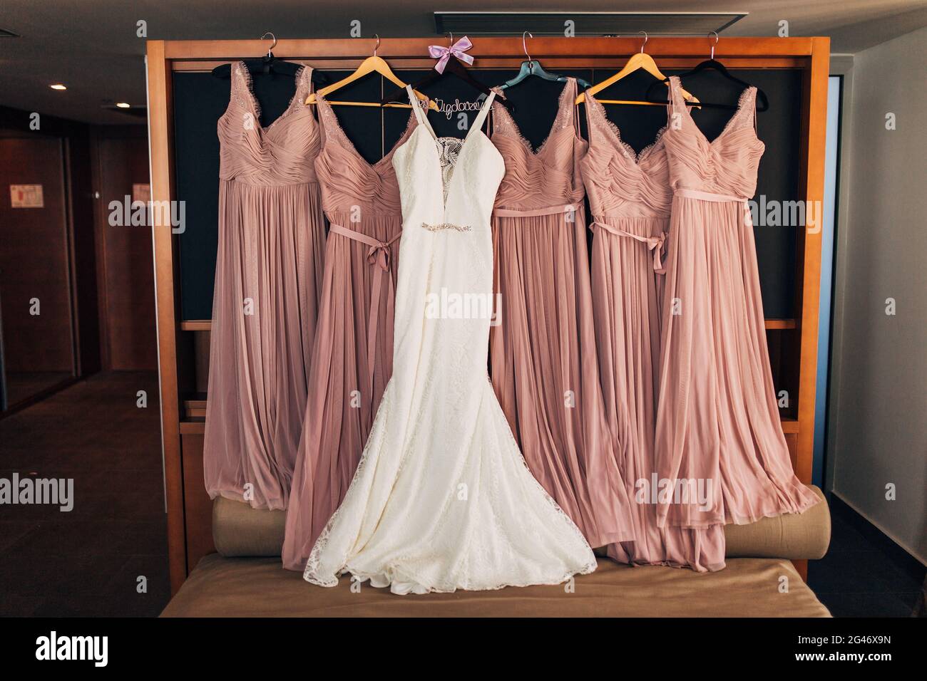 Die Braut Kleid auf einem Kleiderbügel im Zimmer Stockfoto