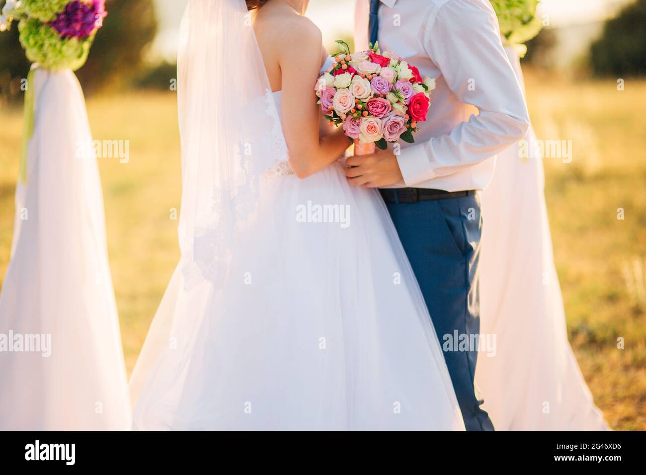 Brautpaar umarmen einander in Montenegro Stockfoto