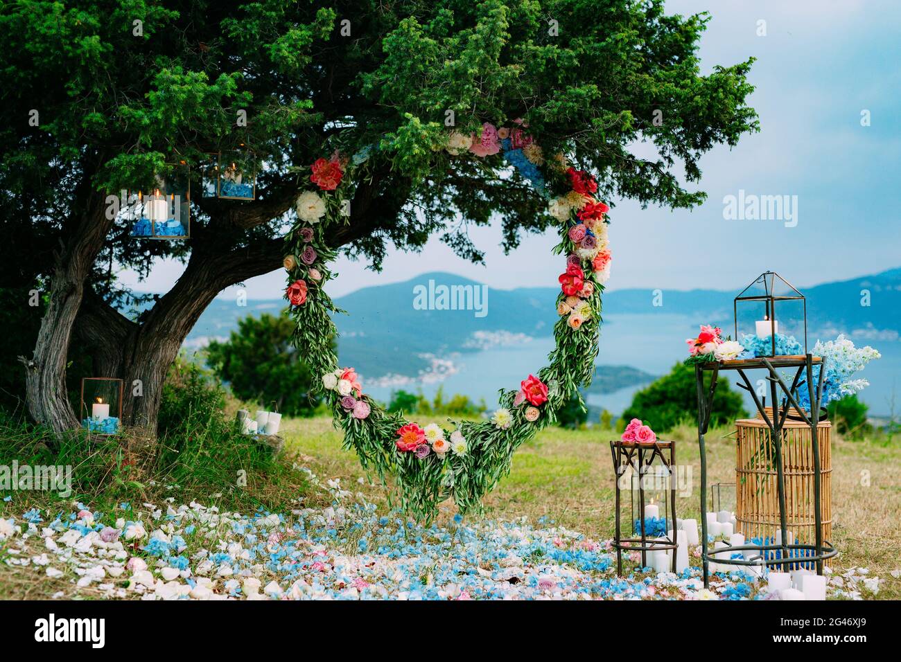 Runde Hochzeit Bogen aus Blumen und Olivenzweigen. Hängen die Stockfoto