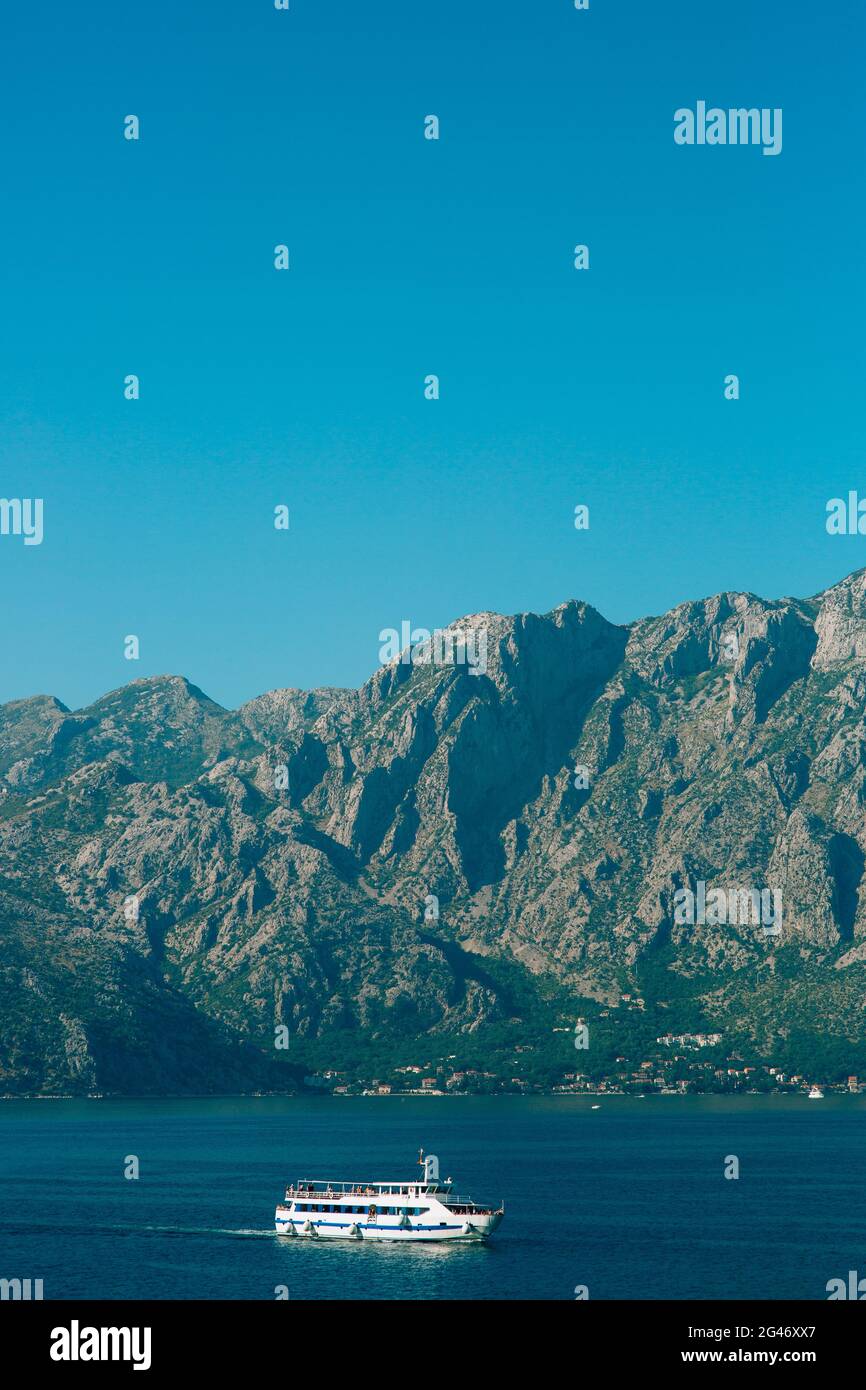 Großes Kreuzfahrtschiff in der Bucht von Kotor in Montenegro. Anzeigen von Stockfoto