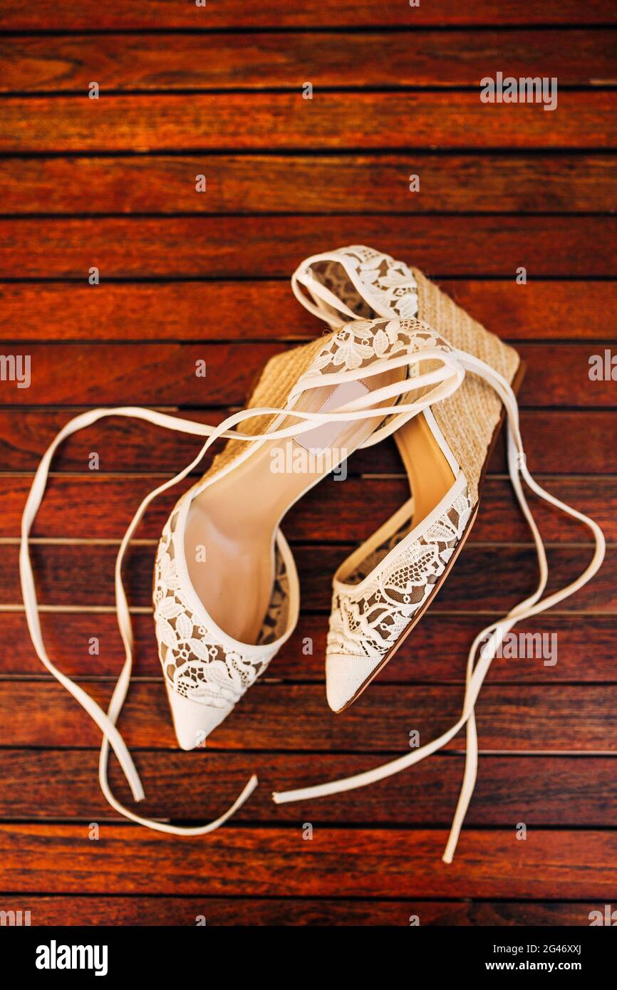 Blumenstrauß und Grün und Schuhe Braut Stockfoto