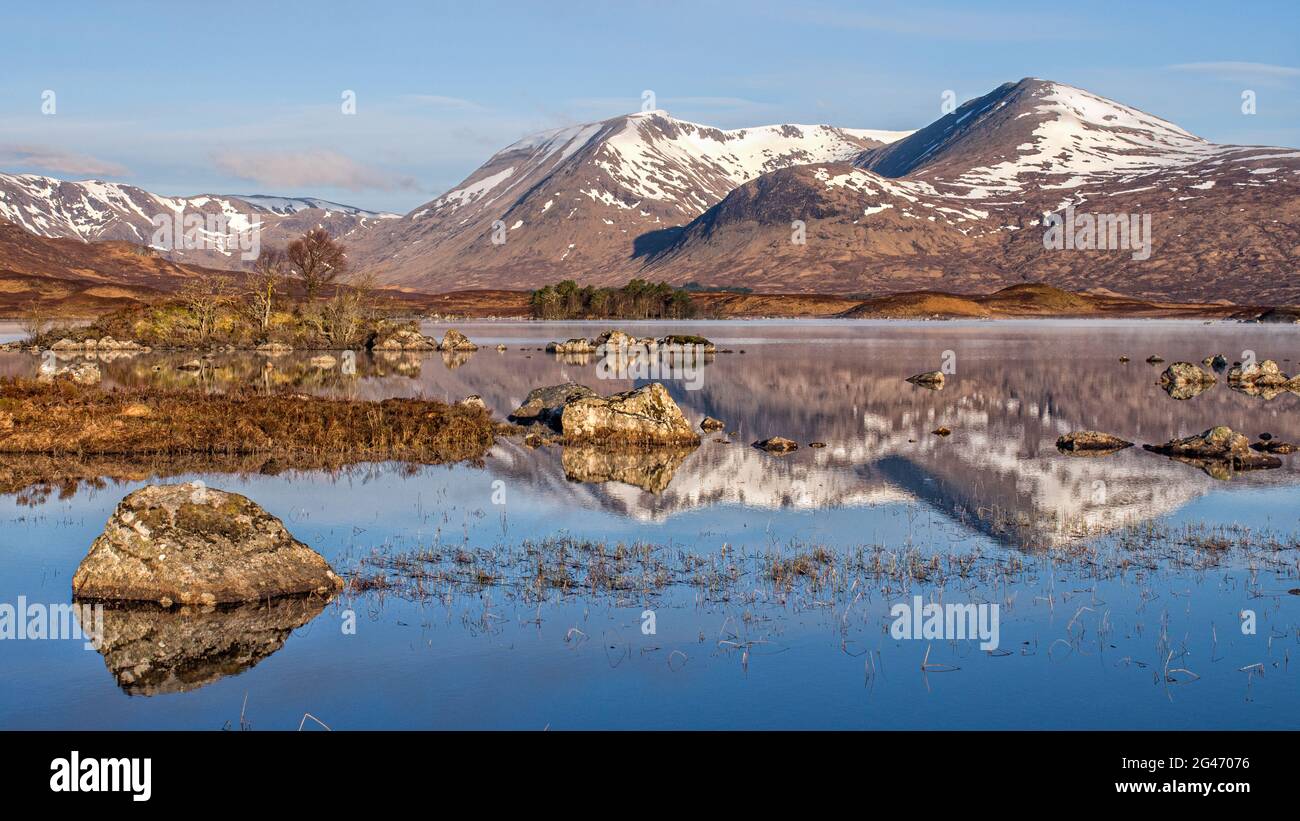 Frühlingsaufgang über Lochan na h-achlaise auf dem Rannoch Moor in der Nähe des Eingangs zu Glencoe in den schottischen Highlands Stockfoto