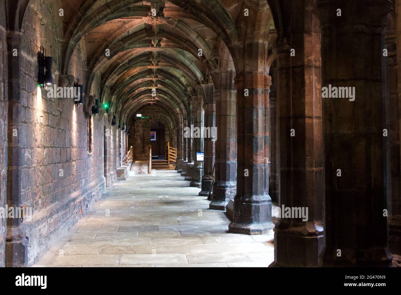 10. Juni 2021 - Chester, Großbritannien: Kreuzgänge in der Chester Cathedral Stockfoto