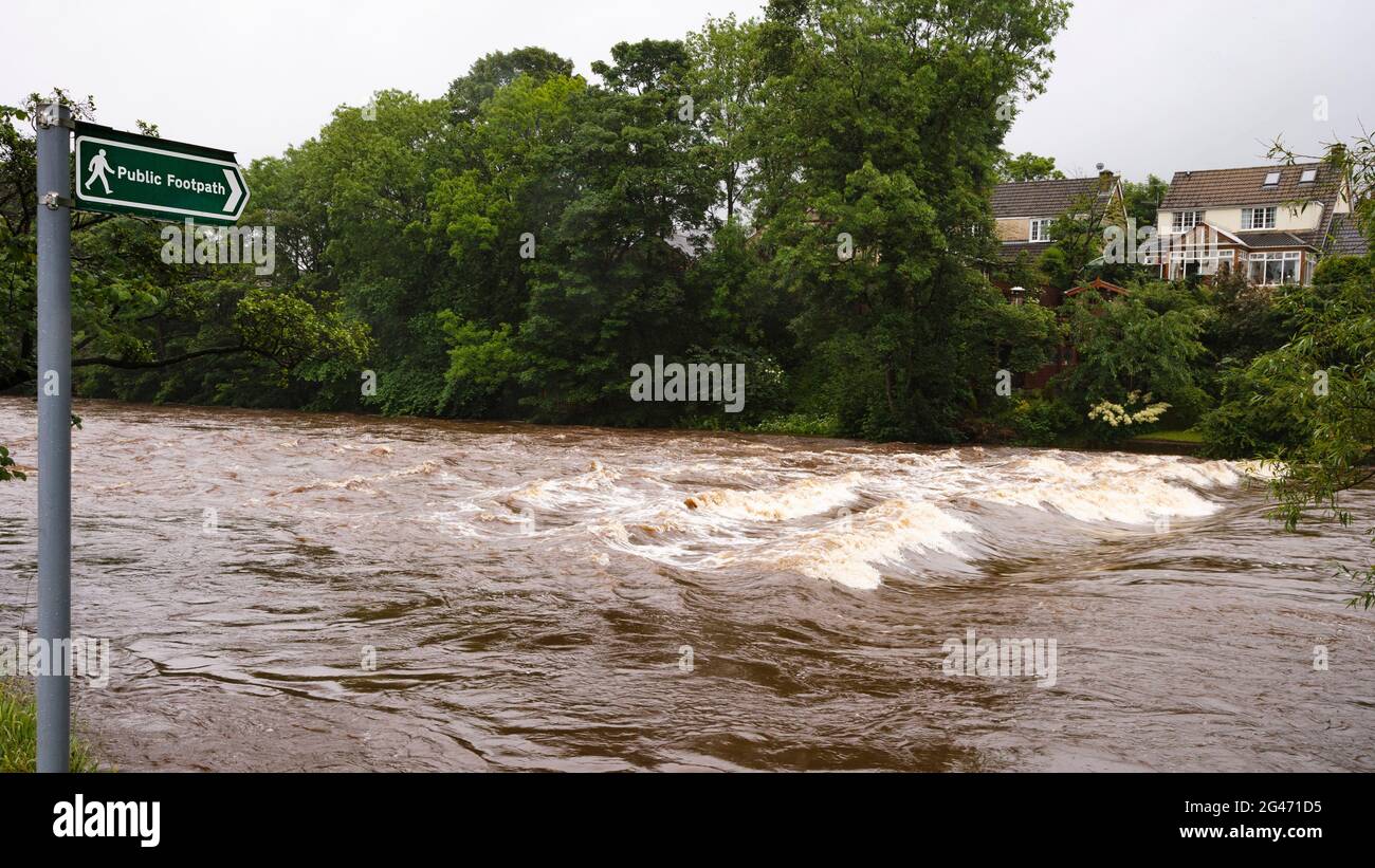 Das Wegzeichen weist auf die öffentliche Wanderroute über den Fluss Wharfe (Trittsteine, die von schnell fließendem Wasser überflutet werden) - Ilkley, Yorkshire, England, Großbritannien. Stockfoto