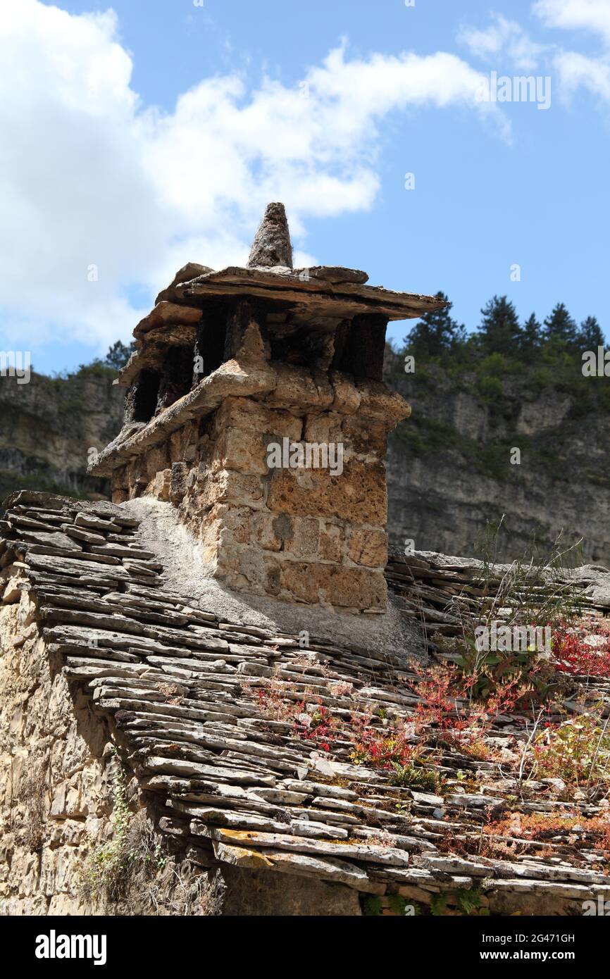 Typischer Schornsteintopf mit Ceventol-Schiefer, Causse Mejean, Gorges of Jonte, Grands Causses, die besten Standorte von Ozitanien, die bald zur Grand Site von Frankreich erklärt werden Stockfoto