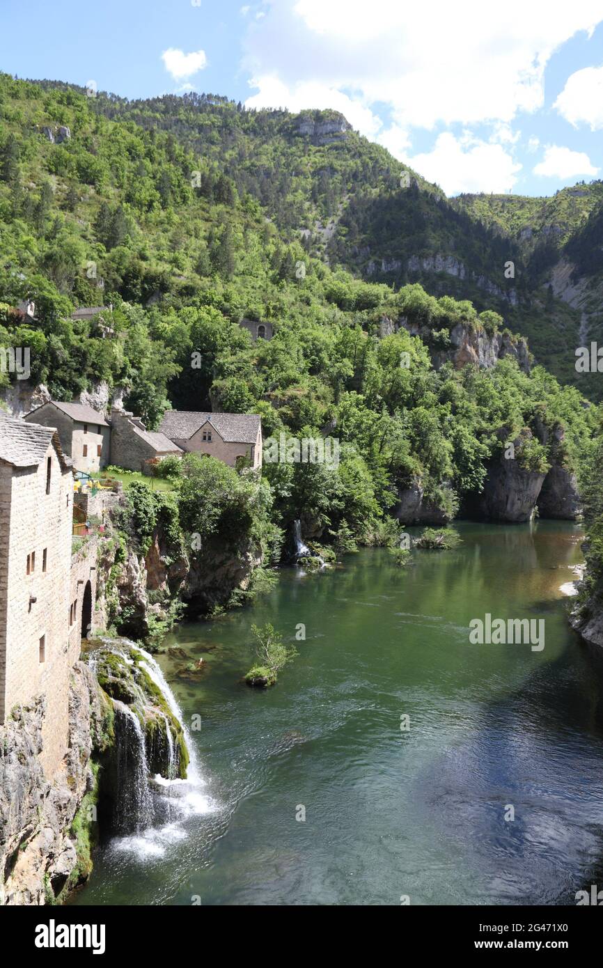 Die Schluchten des Tarn und des Jonte und die Grands Causses, die Top-Stätte von Okzitanien, werden bald zur Grand Site von Frankreich erklärt. Das Dorf St Chely du tarn liegt oberhalb des Flusses in einer spektakulären Lage Stockfoto