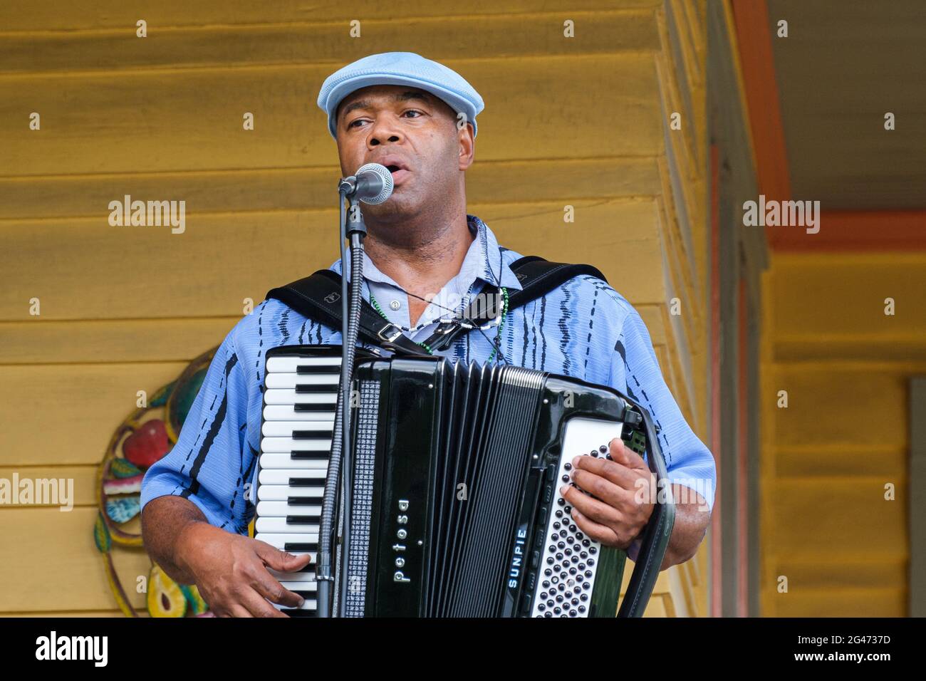 NEW ORLEANS, LA, USA - 11. JUNI 2021: Bruce 'Sunpie' Barnes singt und spielt Akkordeon beim Front Porch Konzert (kostenloses Konzert) in Uptown Nachbarschaft Stockfoto