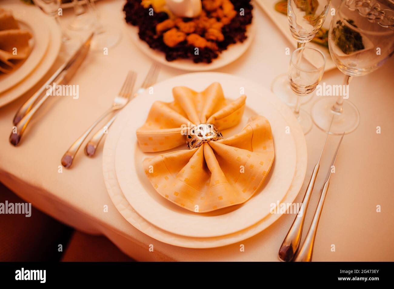 Gedeckten Tisch bei einem Hochzeitsbankett. Dekoration Blumen Stockfoto