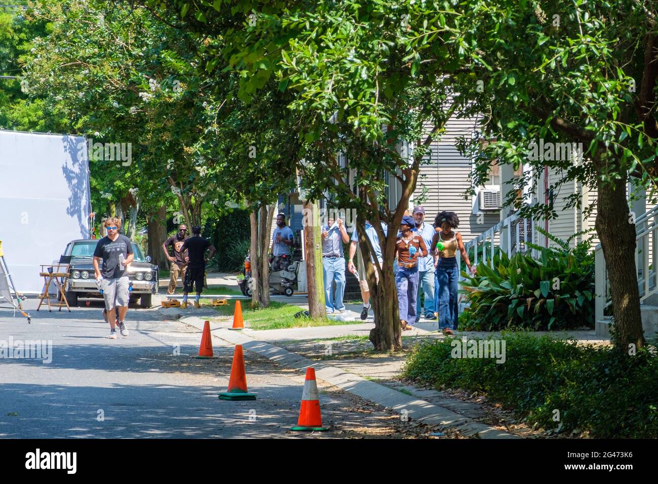 NEW ORLEANS, LA, USA - 13. JUNI 2021: Statisten und Crew von Dreharbeiten für den Film "The Walk" im Stadtteil Uptown von New Orleans. Stockfoto