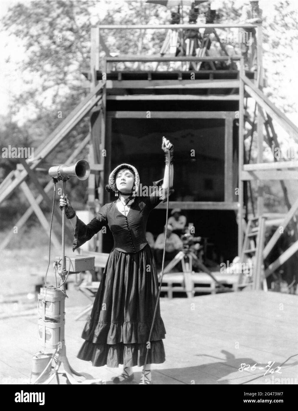 POLA NEGRI am Set offen mit Camera Crew im Hintergrund während der Dreharbeiten von FLOWER OF NIGHT 1925 Regisseur PAUL BERN Geschichte Joseph Hergesheimer Schriftsteller Willis Goldbeck Kinematografie Bert Glennon Famous Players - Lasky Corporation / Paramount Picturms Stockfoto