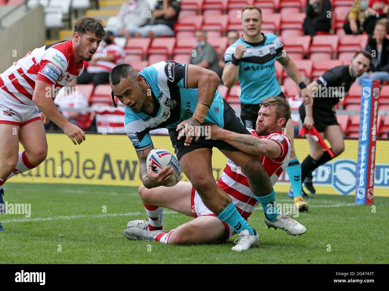 Mahe Fonua von Hull FC erzielt den fünften Versuch ihrer Seite beim Spiel der Betfred Super League im Leigh Sports Village, Leigh. Bilddatum: Samstag, 19. Juni 2021. Stockfoto