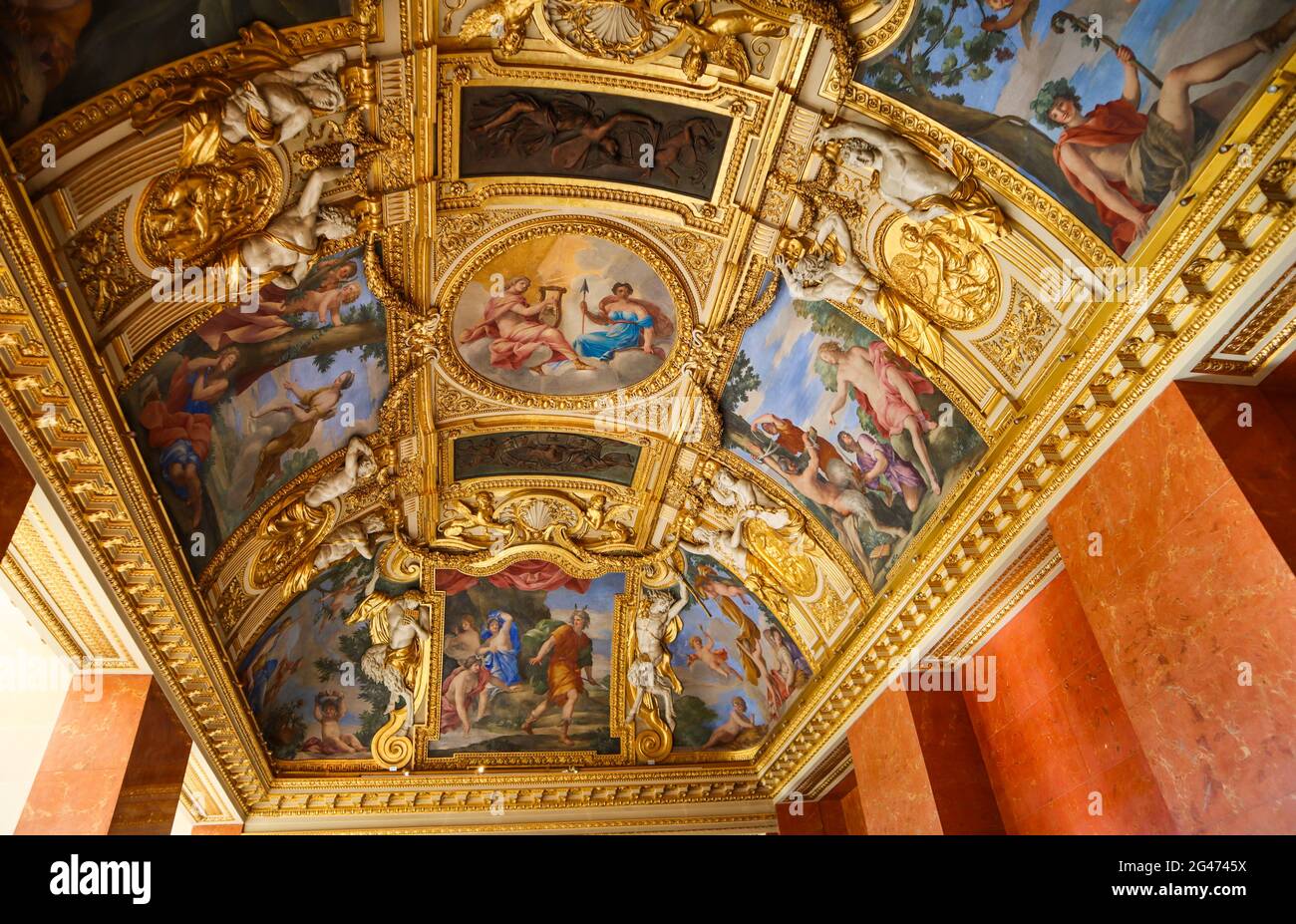 Paris/Frankreich - 05 April 2019. In der reich verzierten Louvre Museum. Schöne Decke Stockfoto